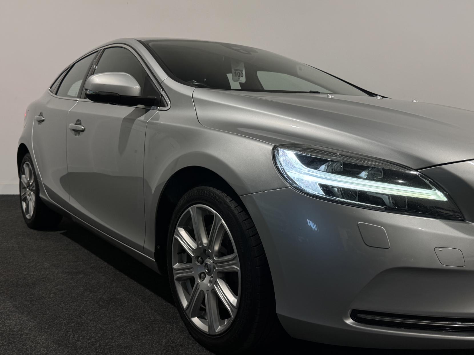 Volvo V40 2.0 D4 Inscription Hatchback 5dr Diesel Manual Euro 6 (s/s) (190 ps)