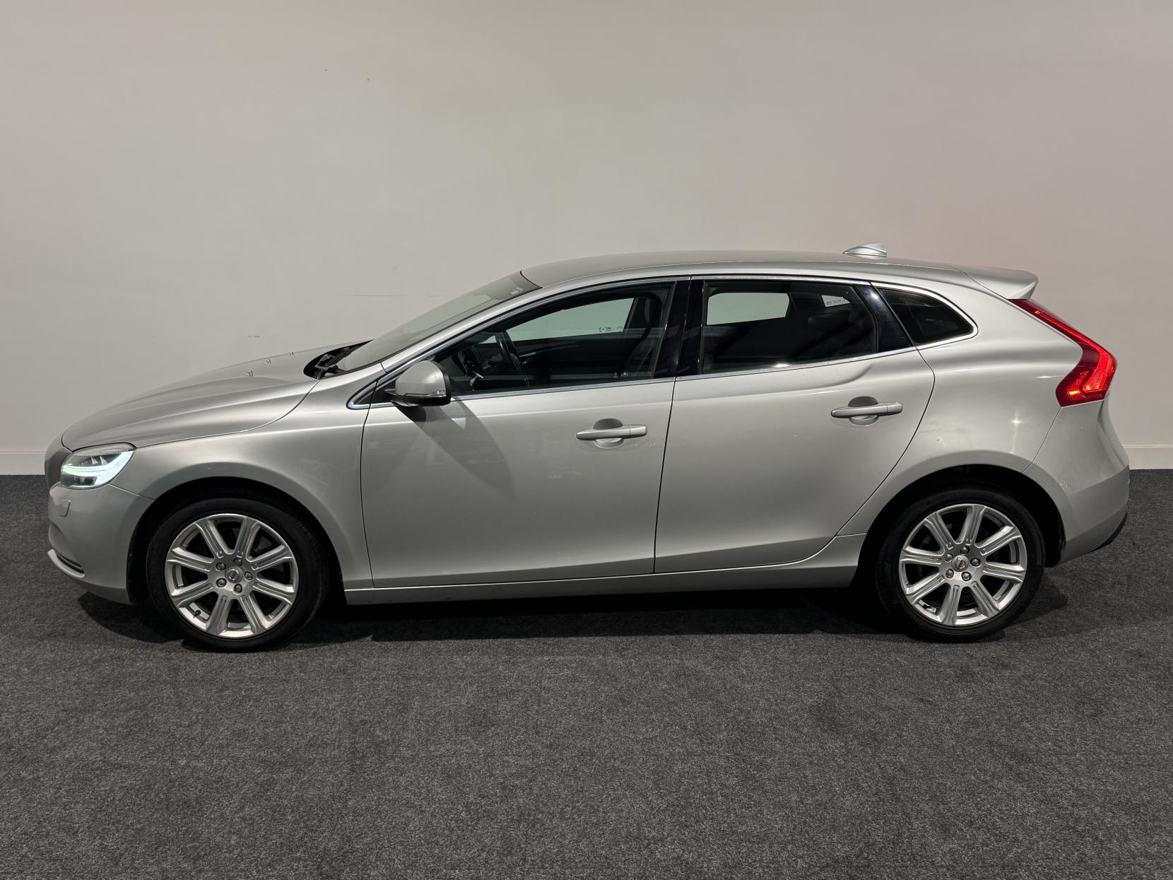 Volvo V40 2.0 D4 Inscription Hatchback 5dr Diesel Manual Euro 6 (s/s) (190 ps)