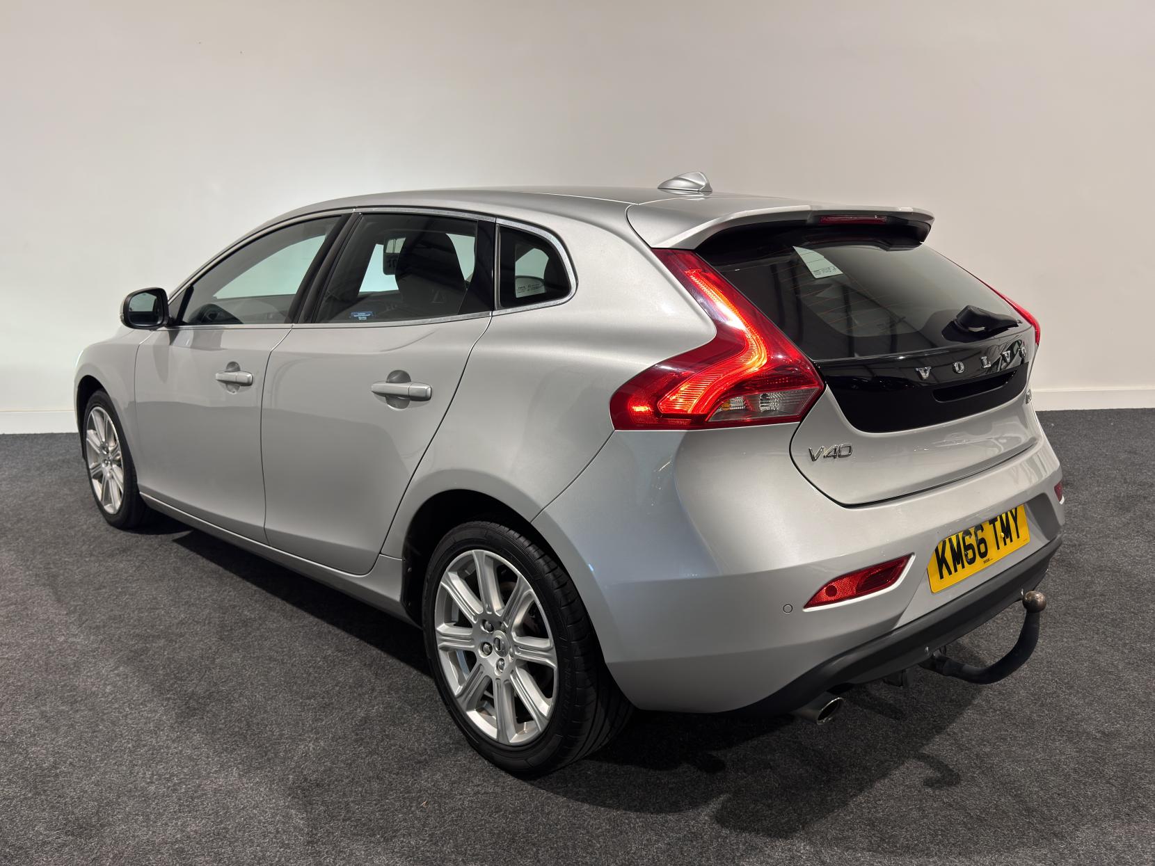 Volvo V40 2.0 D4 Inscription Hatchback 5dr Diesel Manual Euro 6 (s/s) (190 ps)