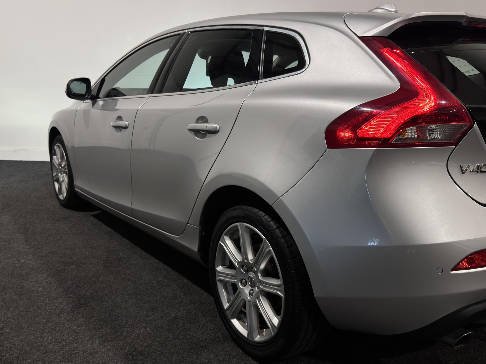 Volvo V40 2.0 D4 Inscription Hatchback 5dr Diesel Manual Euro 6 (s/s) (190 ps)