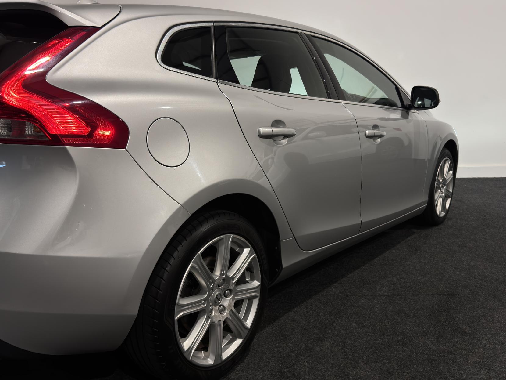 Volvo V40 2.0 D4 Inscription Hatchback 5dr Diesel Manual Euro 6 (s/s) (190 ps)