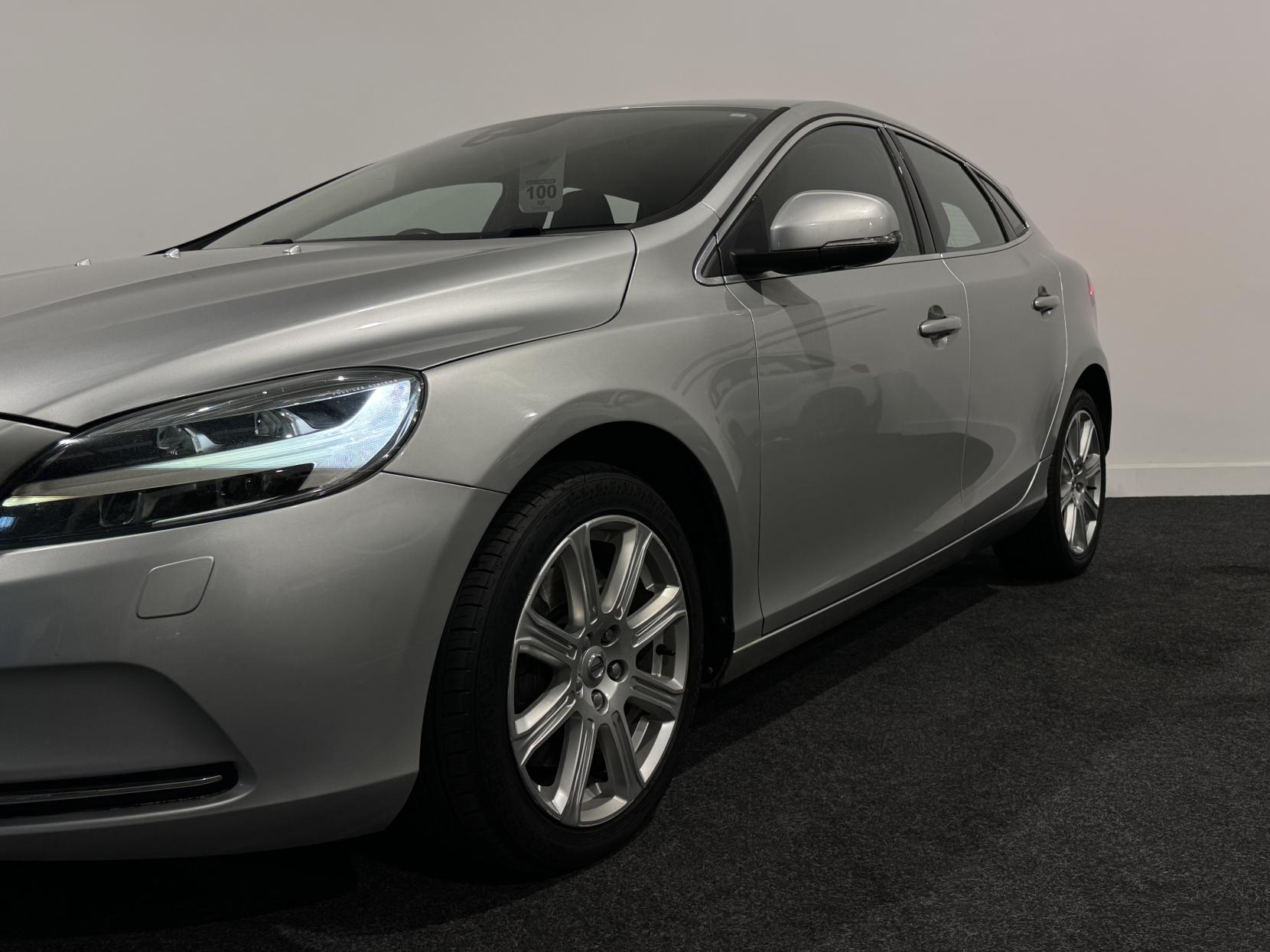 Volvo V40 2.0 D4 Inscription Hatchback 5dr Diesel Manual Euro 6 (s/s) (190 ps)