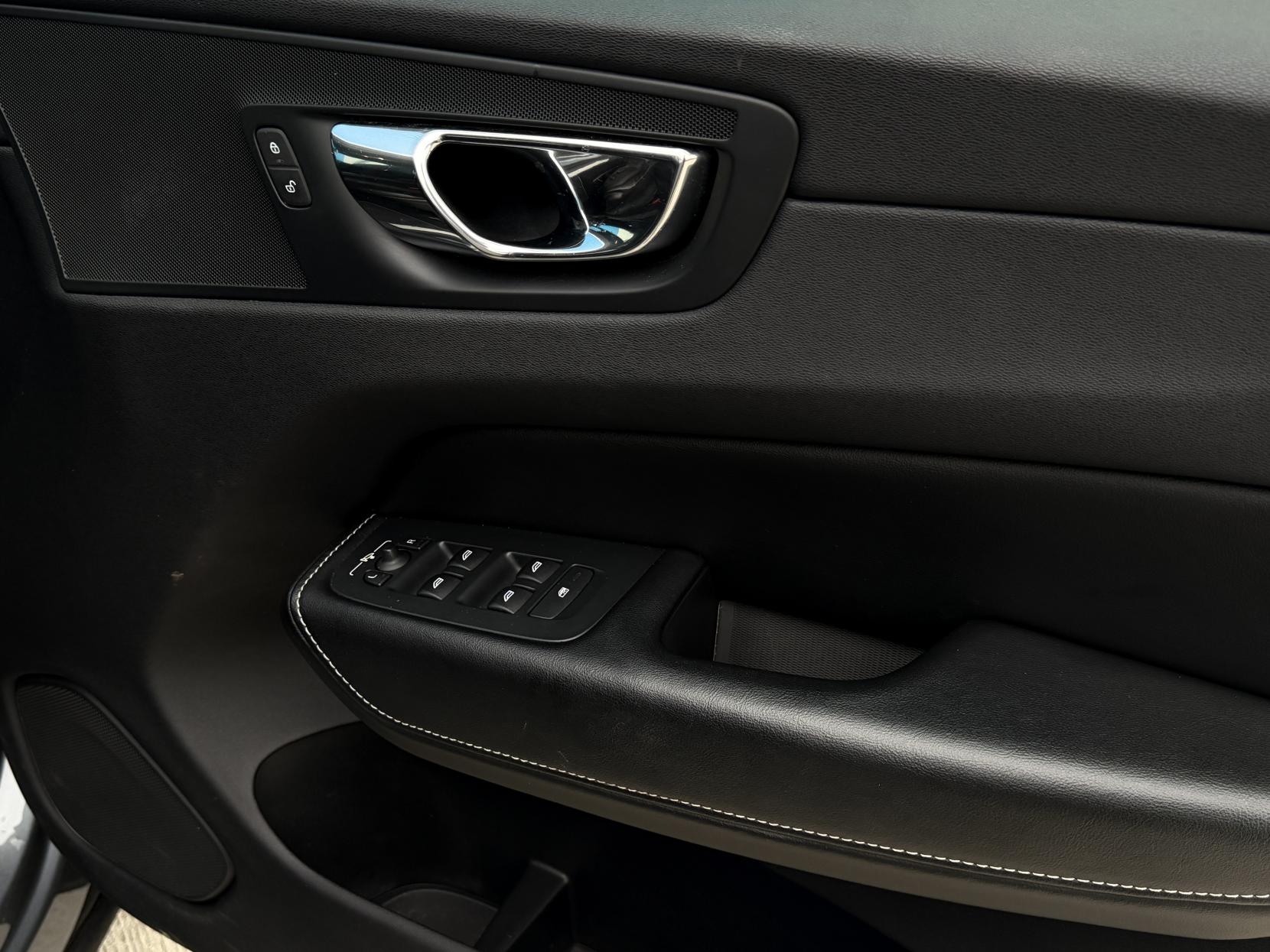 Volvo XC60 2.0 D4 R-Design SUV 5dr Diesel Auto AWD Euro 6 (s/s) (190 ps)