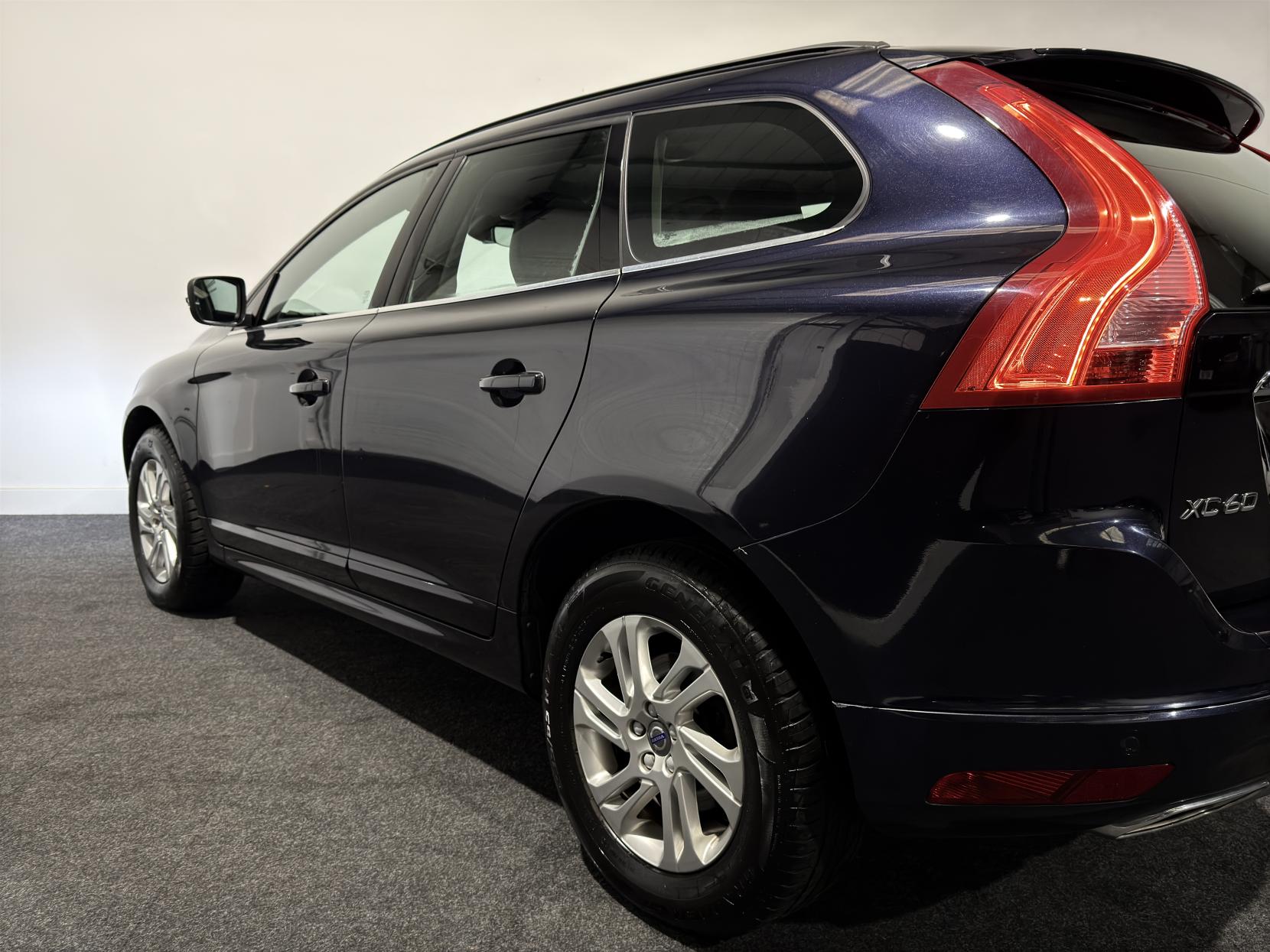 Volvo XC60 2.4 D5 SE Nav SUV 5dr Diesel Manual AWD Euro 6 (s/s) (220 ps)