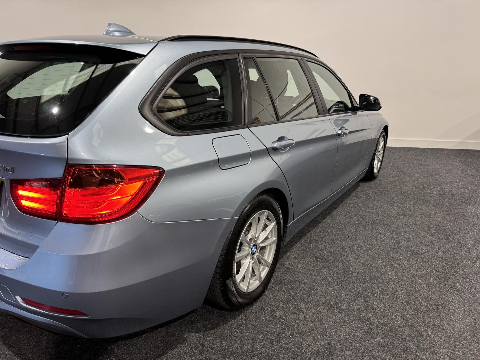 BMW 3 Series 2.0 320d ED EfficientDynamics Business Touring 5dr Diesel Manual Euro 5 (s/s) (163 ps)