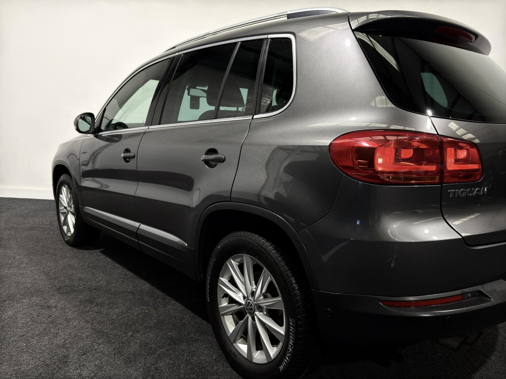 Volkswagen Tiguan 2.0 TDI BlueMotion Tech SE SUV 5dr Diesel Manual 2WD Euro 5 (s/s) (140 ps)