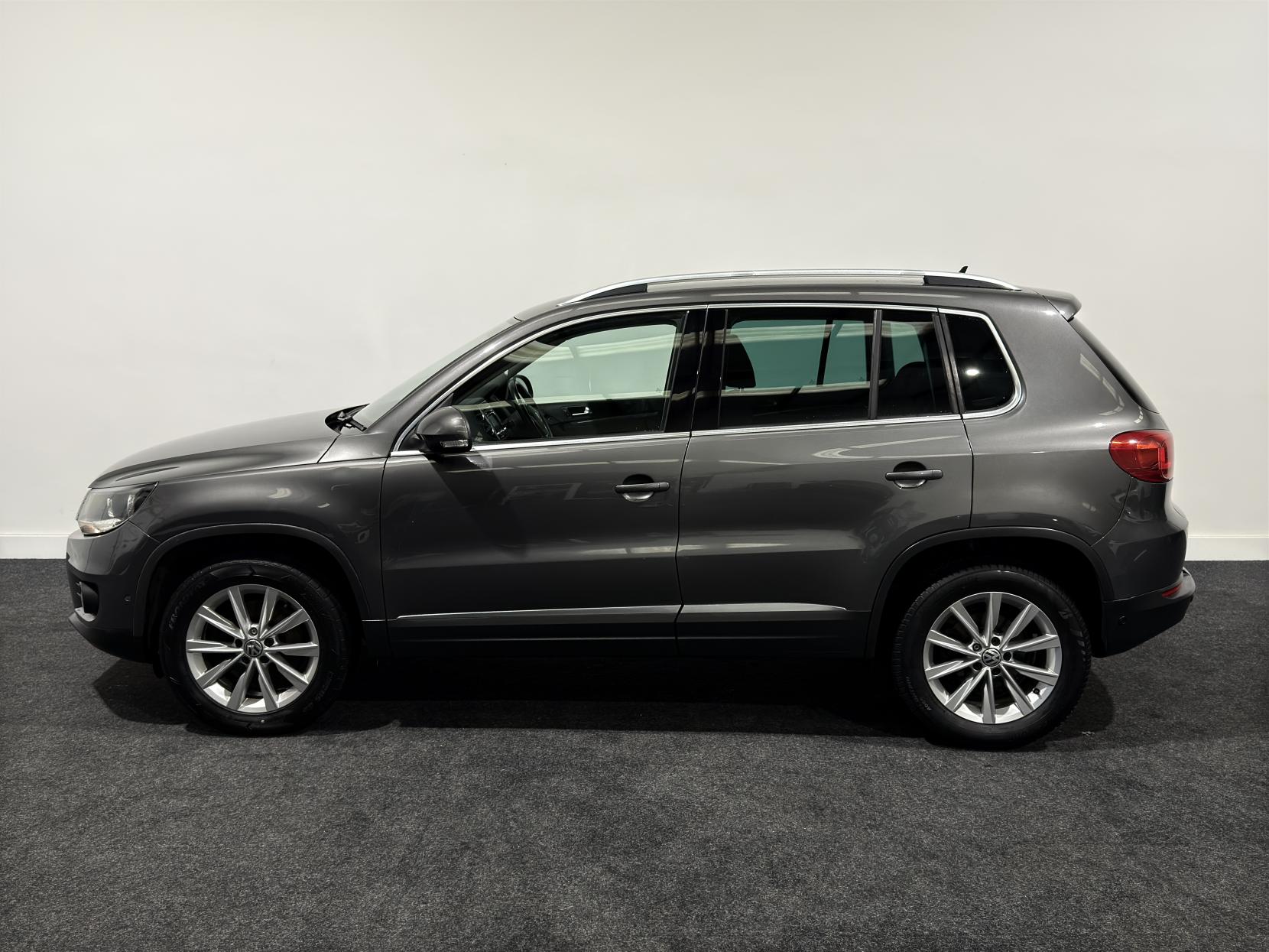 Volkswagen Tiguan 2.0 TDI BlueMotion Tech SE SUV 5dr Diesel Manual 2WD Euro 5 (s/s) (140 ps)