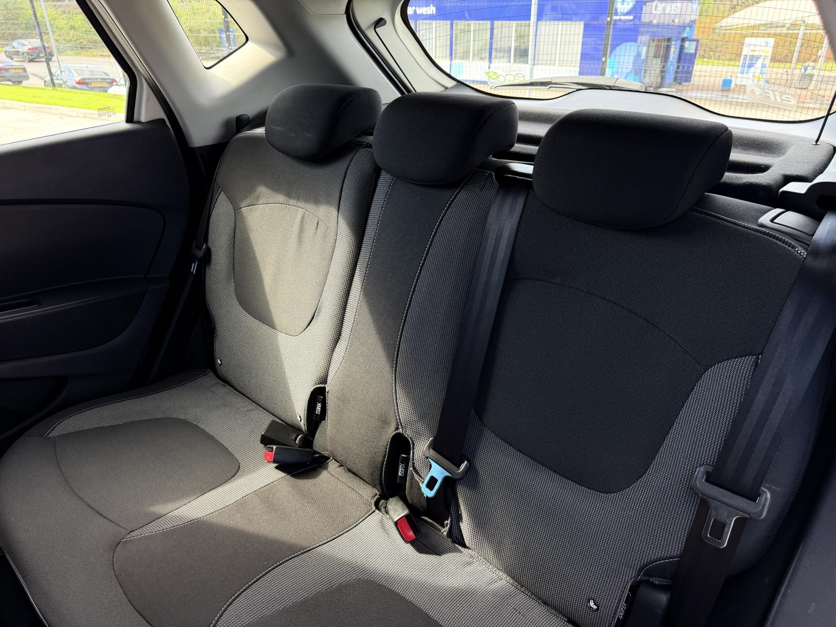 Renault Captur 1.5 dCi Dynamique MediaNav SUV 5dr Diesel EDC Euro 5 (90 ps)