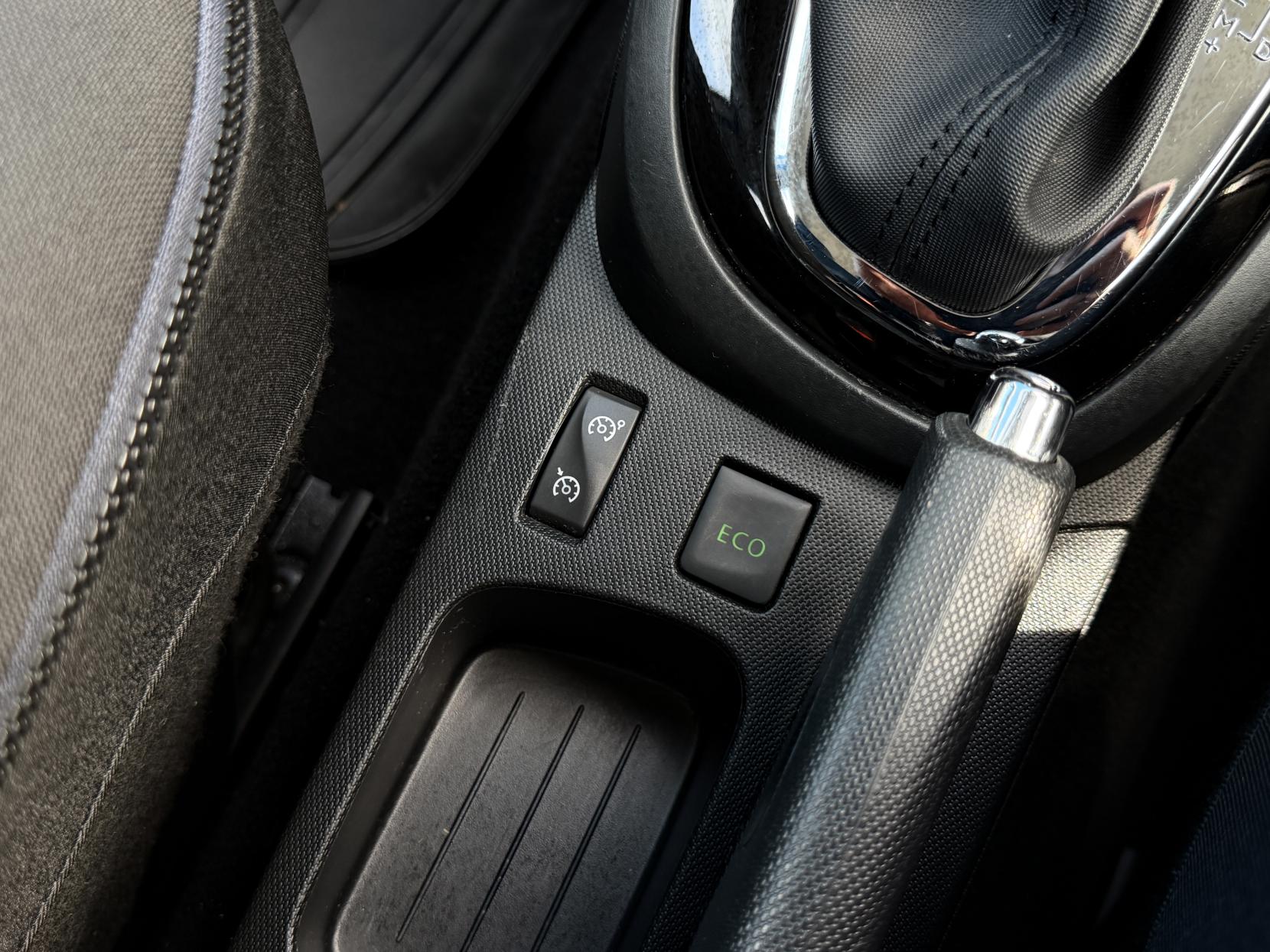 Renault Captur 1.5 dCi Dynamique MediaNav SUV 5dr Diesel EDC Euro 5 (90 ps)