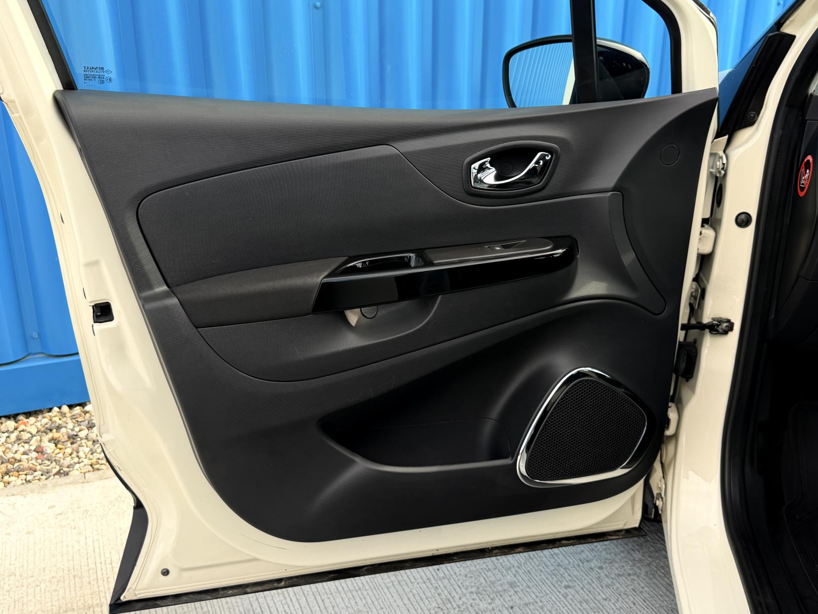 Renault Captur 1.5 dCi Dynamique MediaNav SUV 5dr Diesel EDC Euro 5 (90 ps)