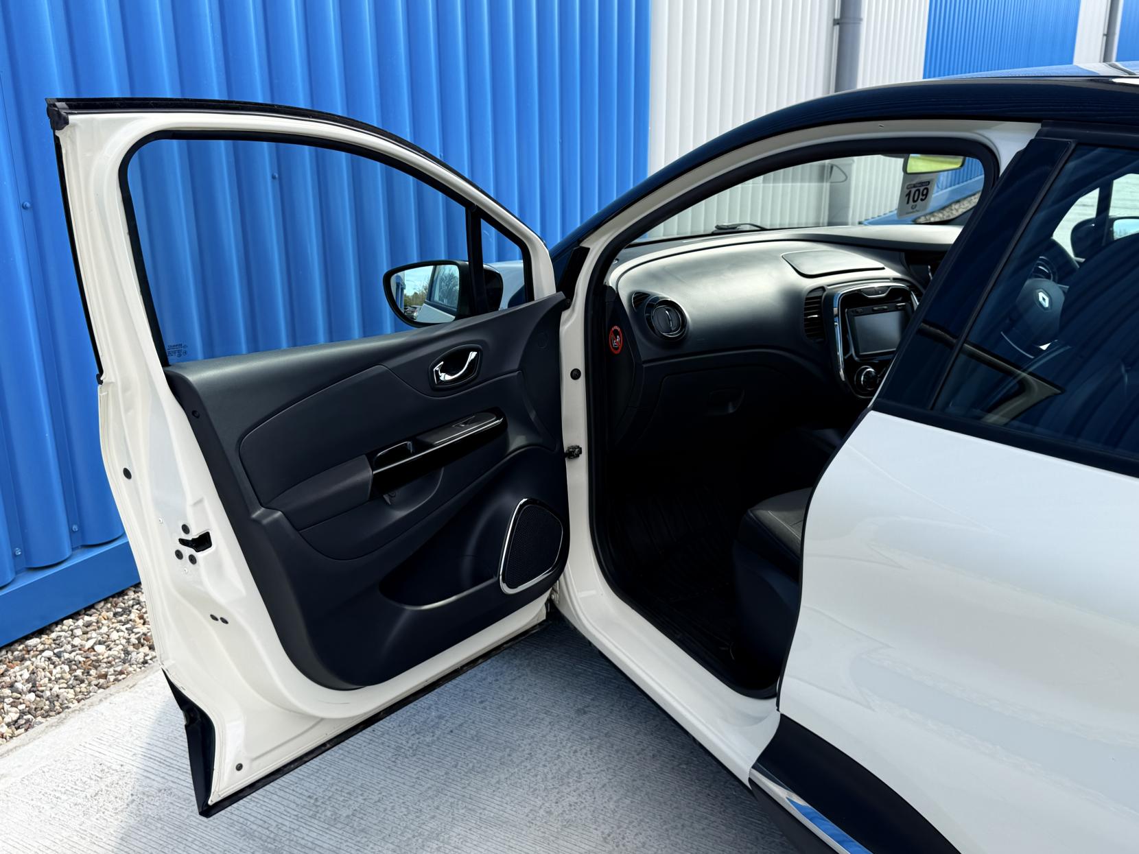 Renault Captur 1.5 dCi Dynamique MediaNav SUV 5dr Diesel EDC Euro 5 (90 ps)