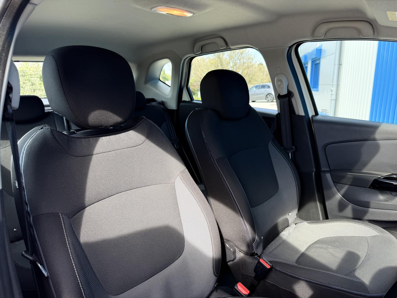 Renault Captur 1.5 dCi Dynamique MediaNav SUV 5dr Diesel EDC Euro 5 (90 ps)