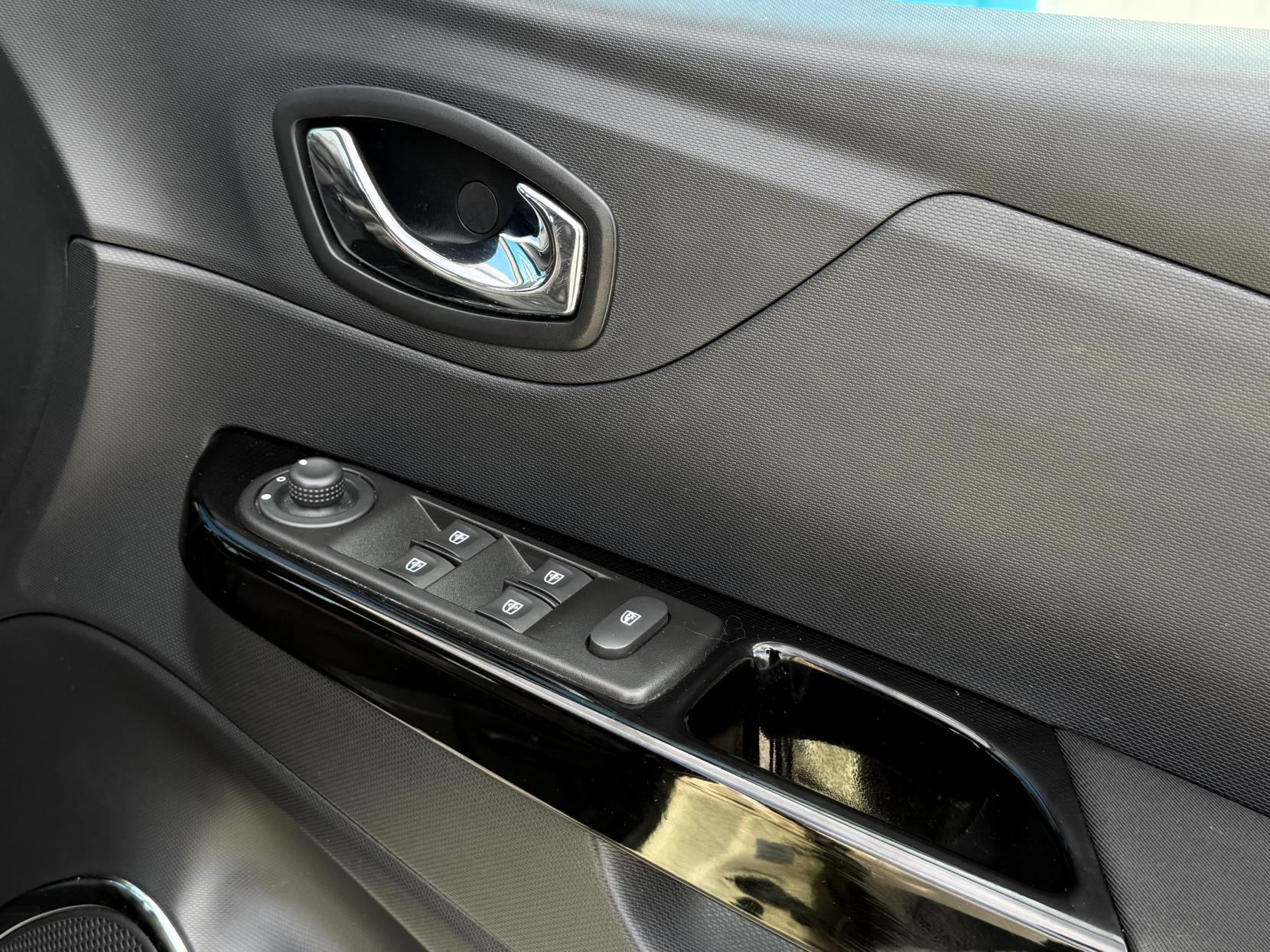 Renault Captur 1.5 dCi Dynamique MediaNav SUV 5dr Diesel EDC Euro 5 (90 ps)