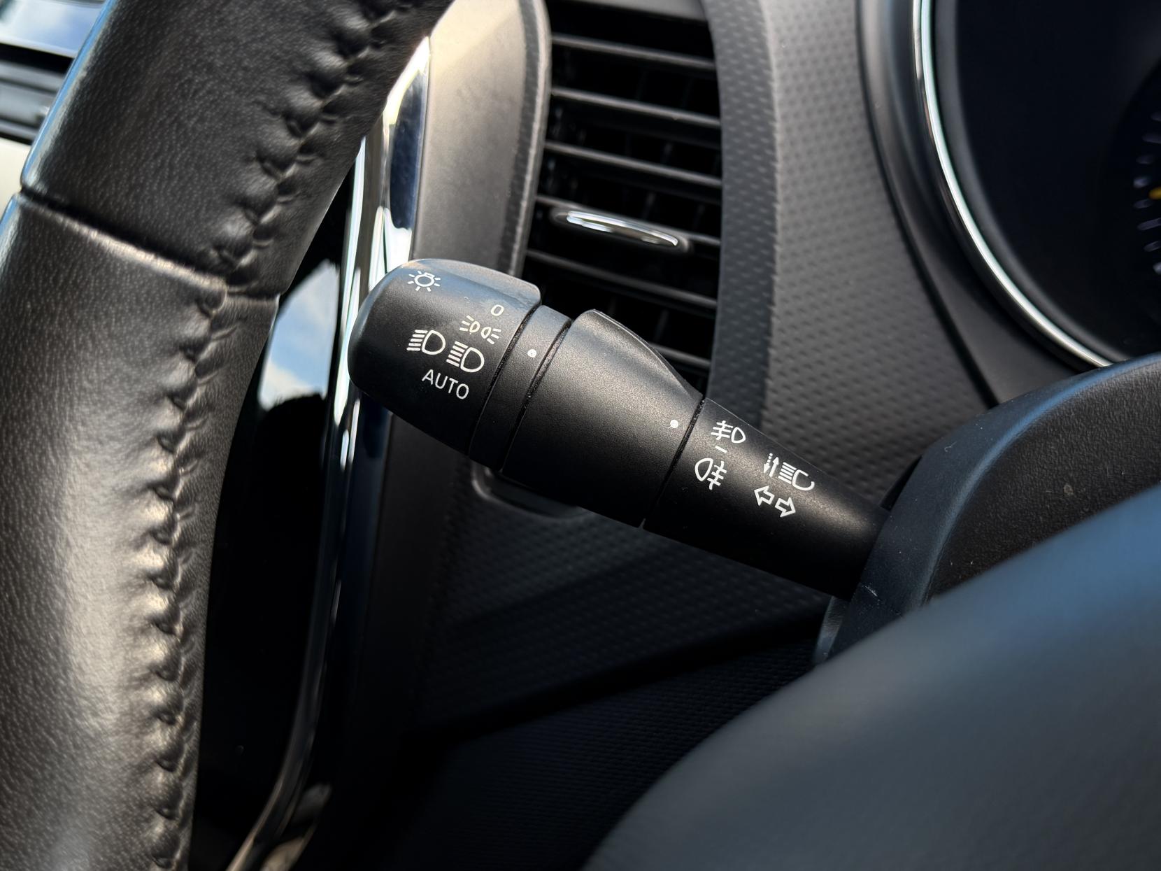 Renault Captur 1.5 dCi Dynamique MediaNav SUV 5dr Diesel EDC Euro 5 (90 ps)