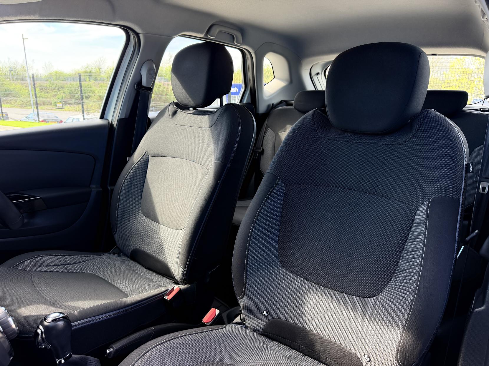 Renault Captur 1.5 dCi Dynamique MediaNav SUV 5dr Diesel EDC Euro 5 (90 ps)