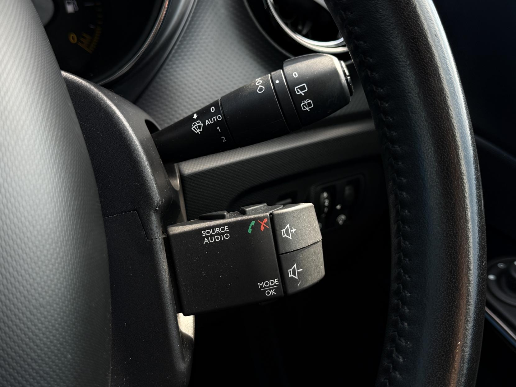 Renault Captur 1.5 dCi Dynamique MediaNav SUV 5dr Diesel EDC Euro 5 (90 ps)