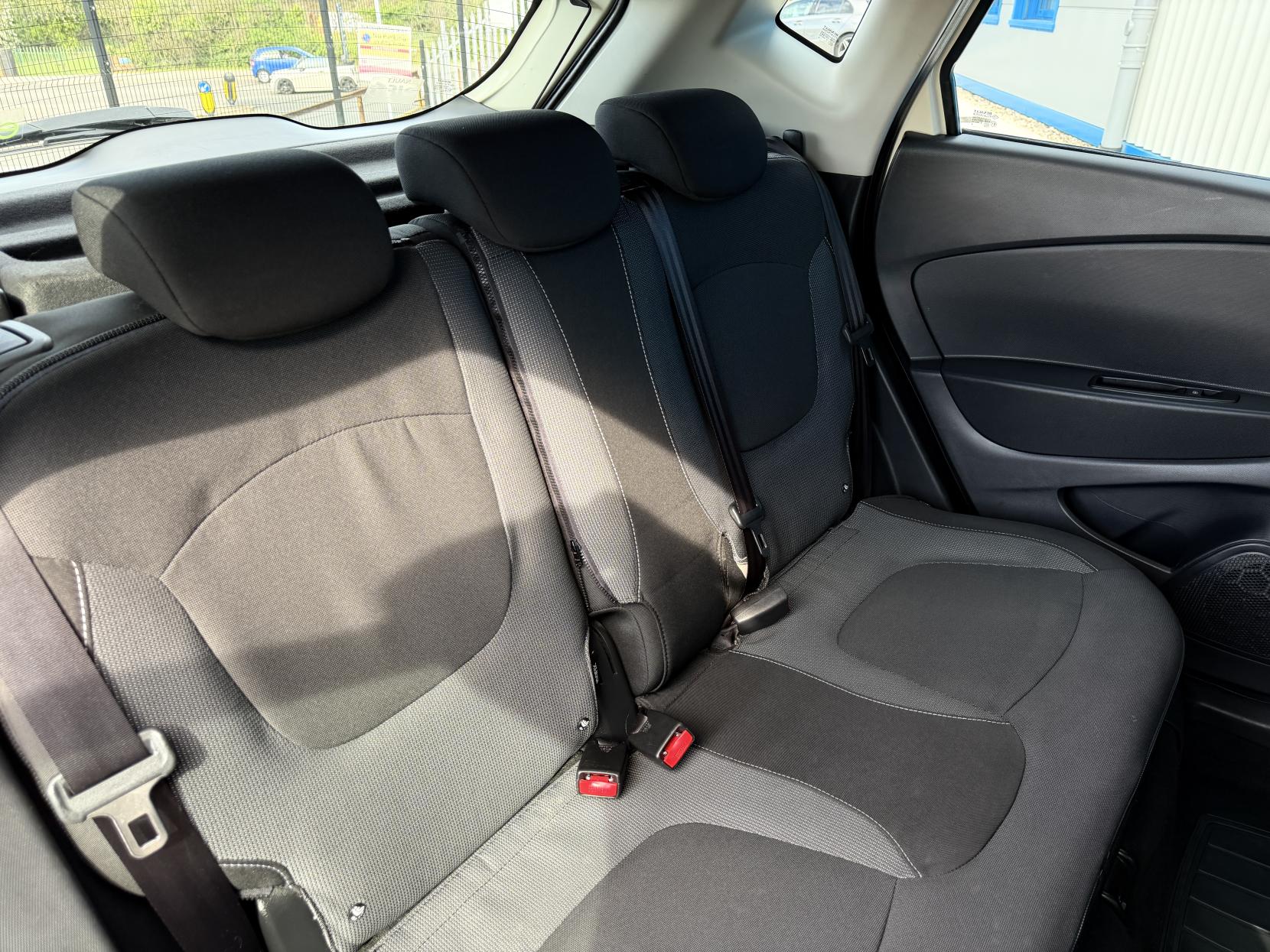 Renault Captur 1.5 dCi Dynamique MediaNav SUV 5dr Diesel EDC Euro 5 (90 ps)