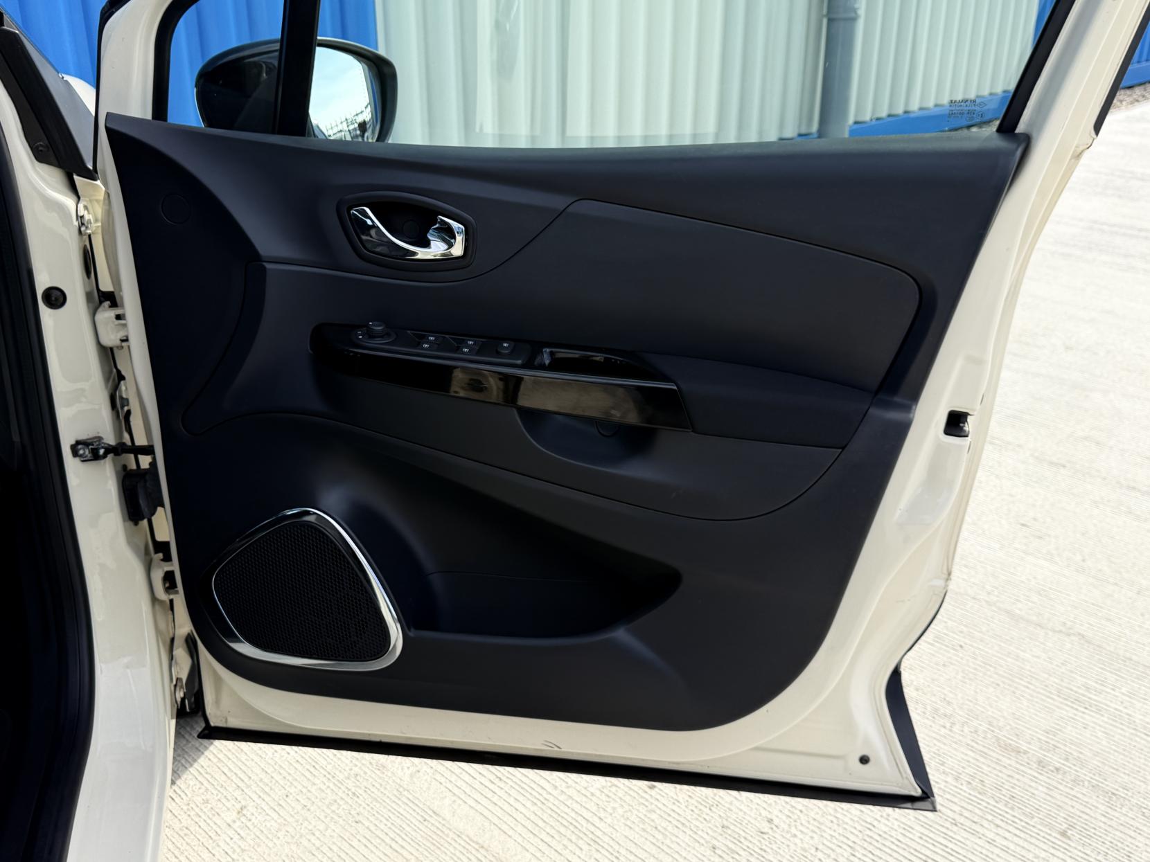 Renault Captur 1.5 dCi Dynamique MediaNav SUV 5dr Diesel EDC Euro 5 (90 ps)