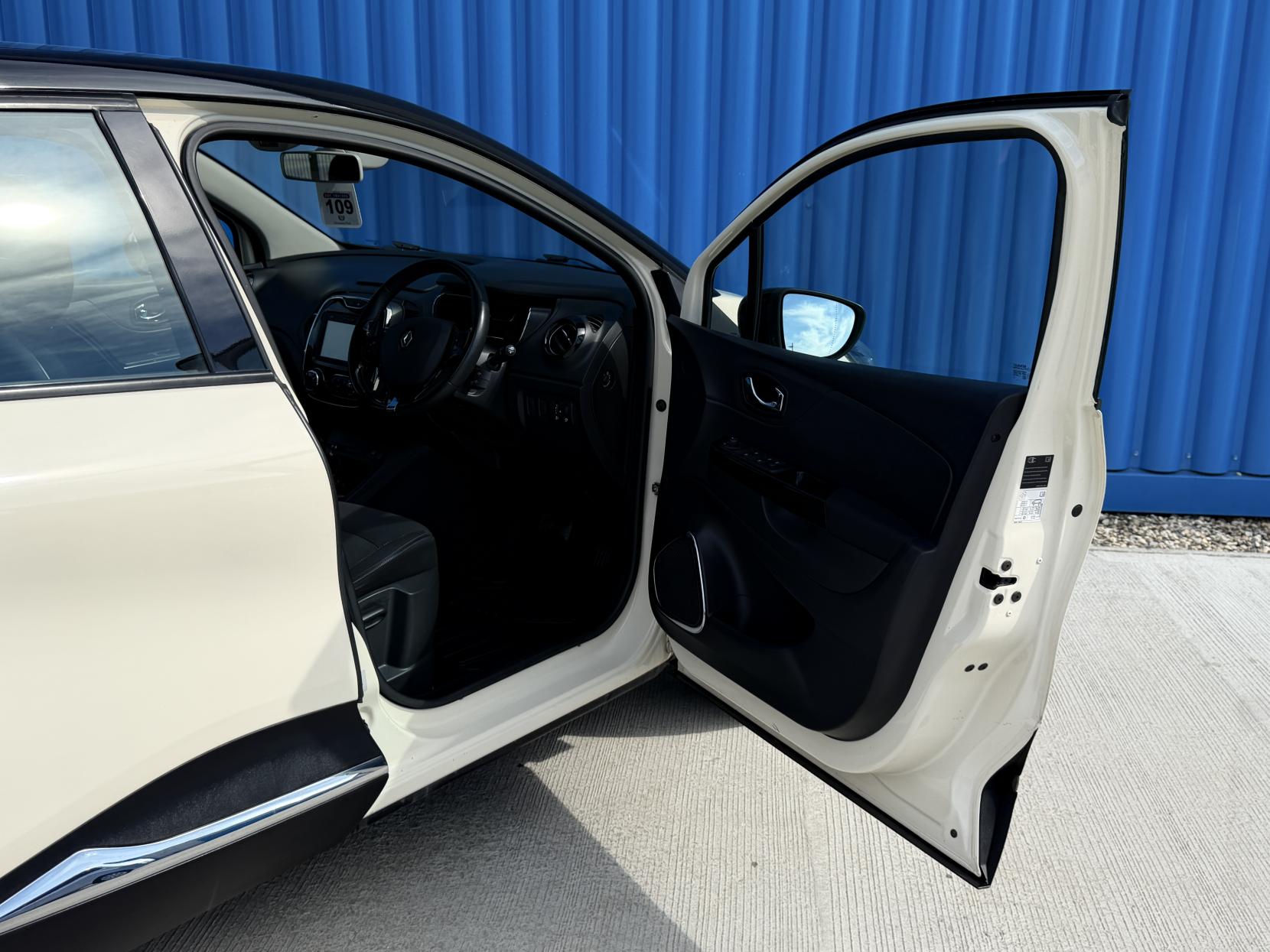 Renault Captur 1.5 dCi Dynamique MediaNav SUV 5dr Diesel EDC Euro 5 (90 ps)