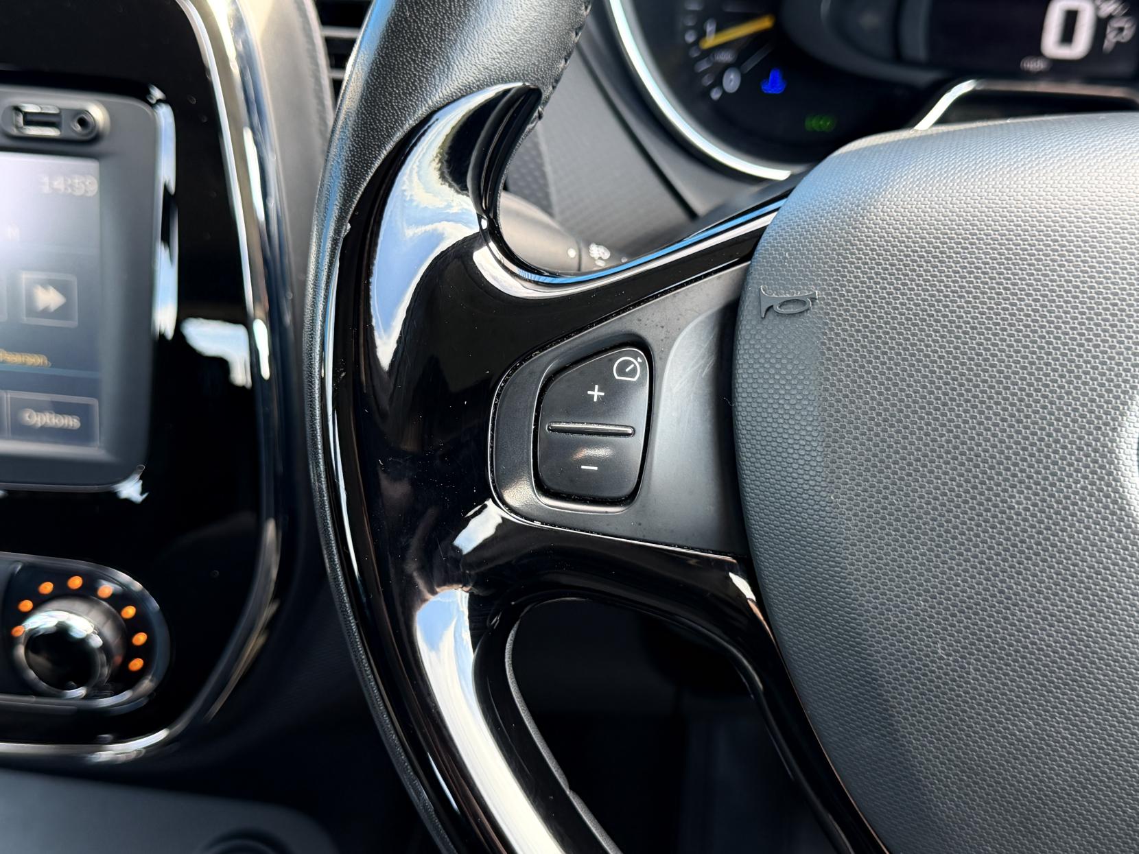 Renault Captur 1.5 dCi Dynamique MediaNav SUV 5dr Diesel EDC Euro 5 (90 ps)