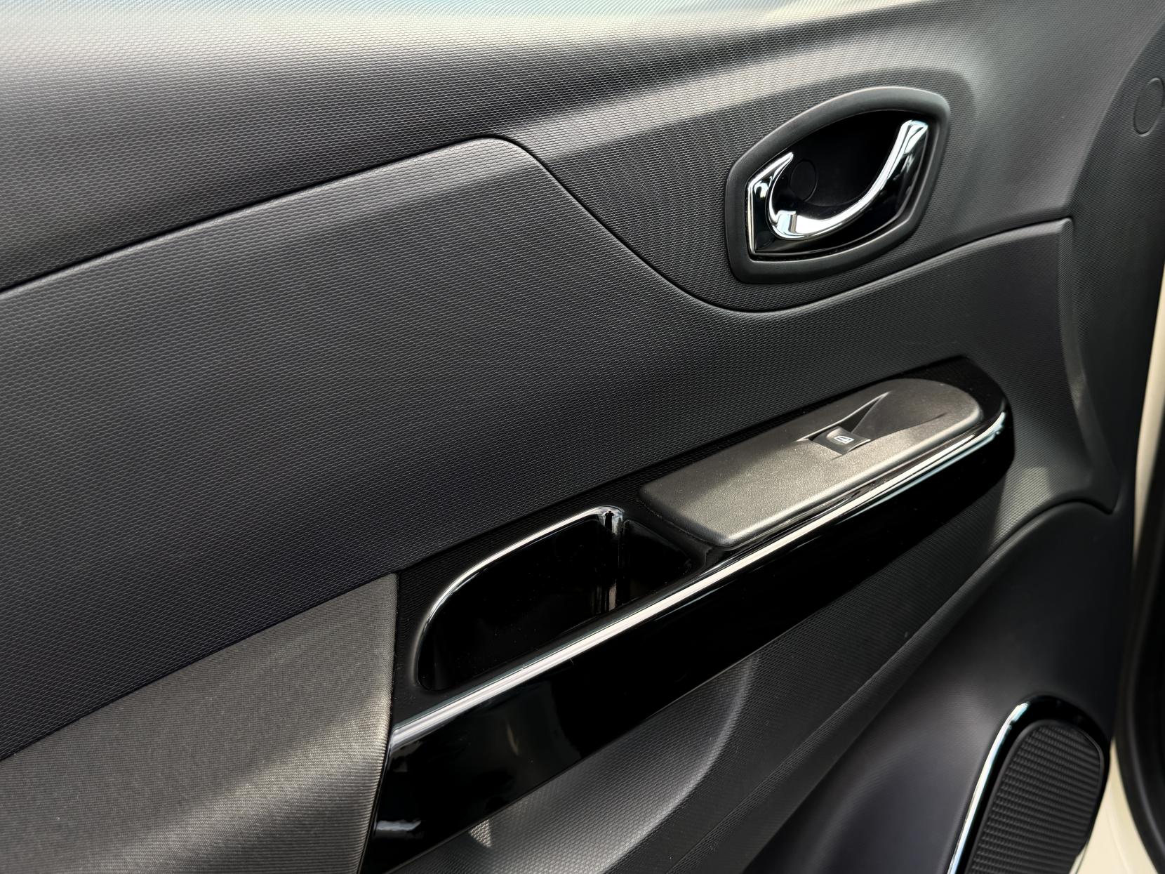 Renault Captur 1.5 dCi Dynamique MediaNav SUV 5dr Diesel EDC Euro 5 (90 ps)