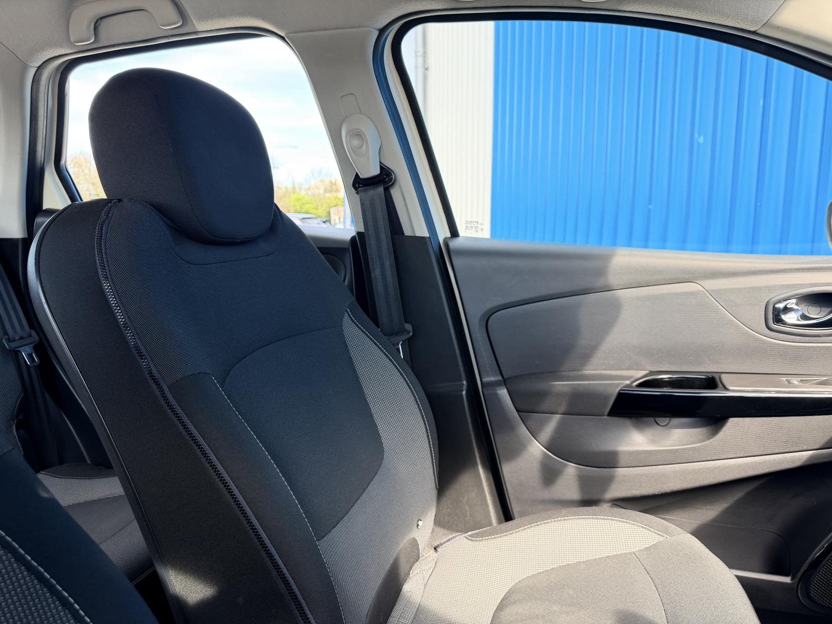 Renault Captur 1.5 dCi Dynamique MediaNav SUV 5dr Diesel EDC Euro 5 (90 ps)