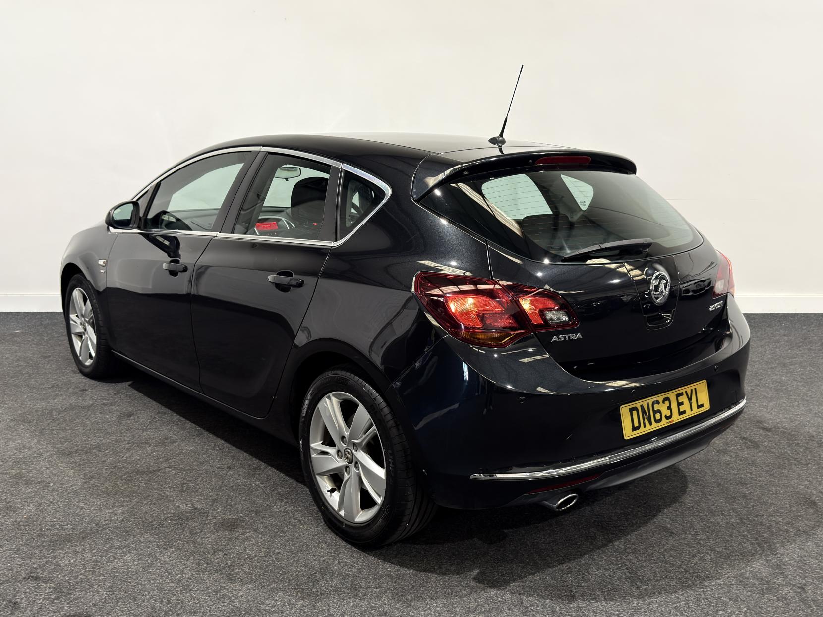 Vauxhall Astra 2.0 CDTi ecoFLEX SRi Hatchback 5dr Diesel Manual Euro 5 (s/s) (165 ps)