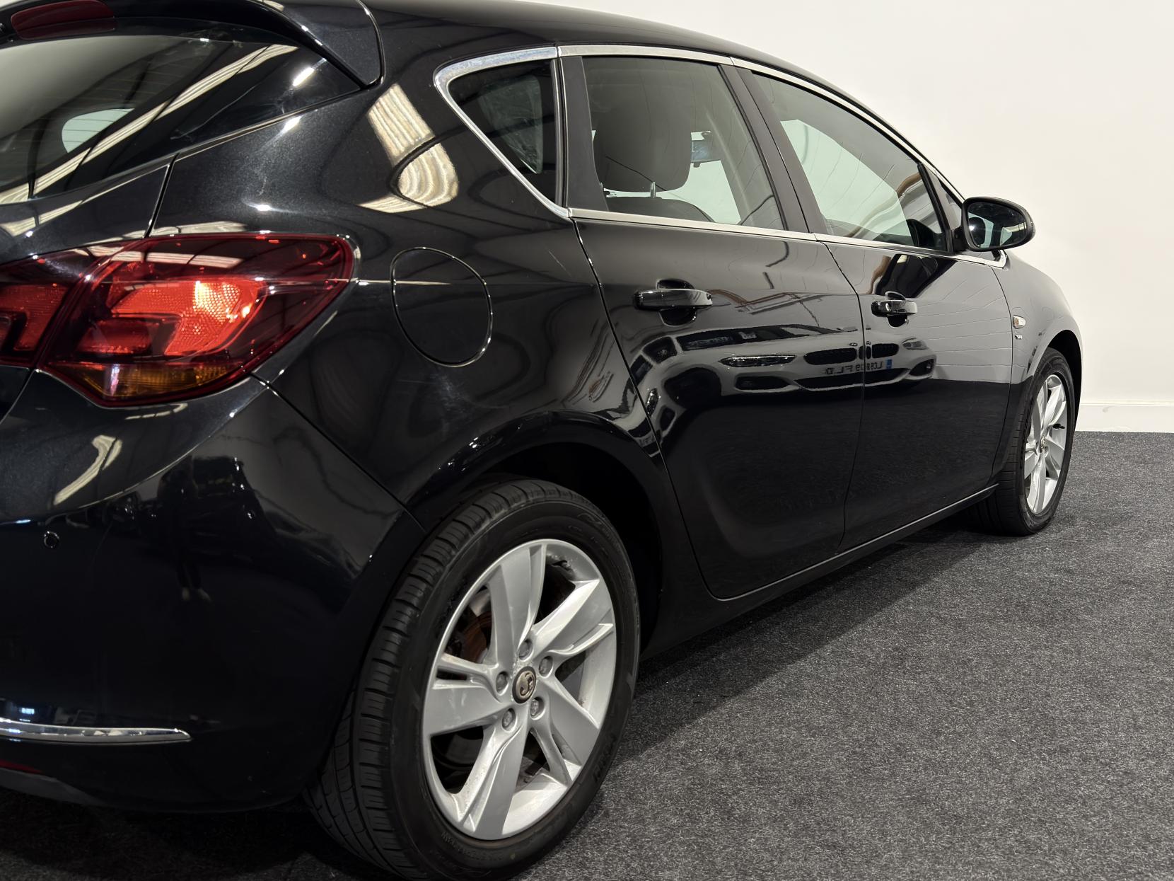 Vauxhall Astra 2.0 CDTi ecoFLEX SRi Hatchback 5dr Diesel Manual Euro 5 (s/s) (165 ps)