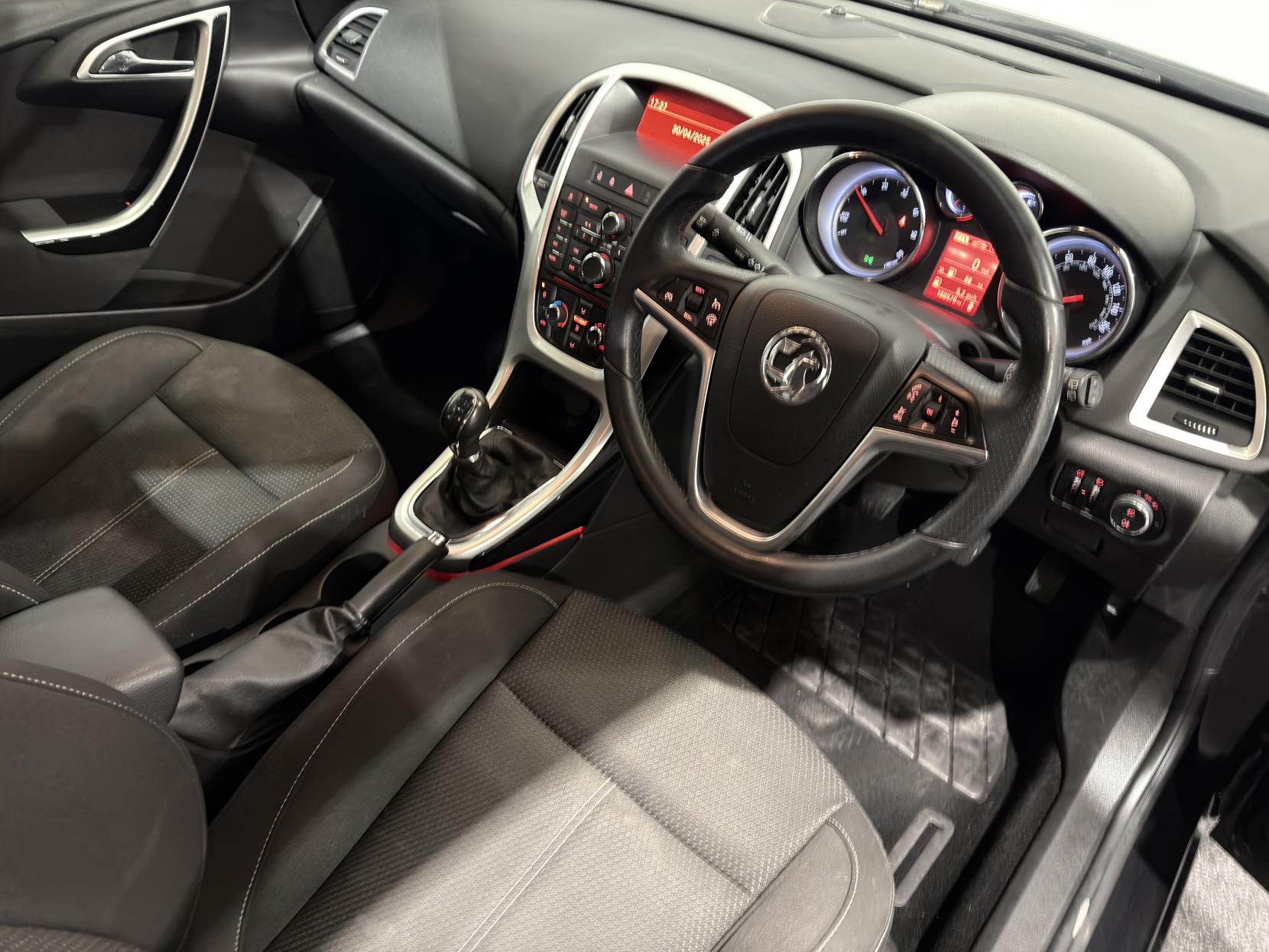 Vauxhall Astra 2.0 CDTi ecoFLEX SRi Hatchback 5dr Diesel Manual Euro 5 (s/s) (165 ps)