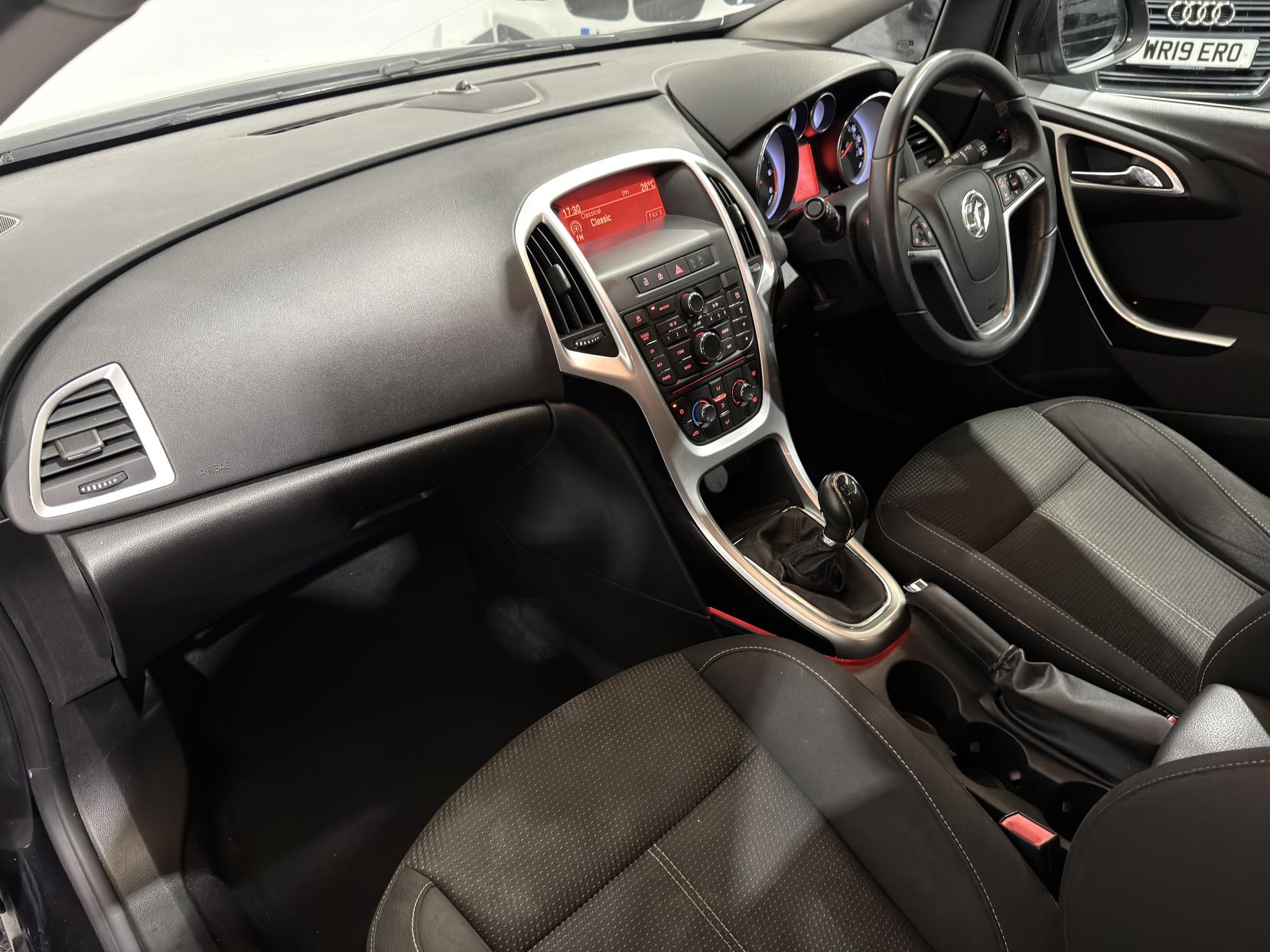 Vauxhall Astra 2.0 CDTi ecoFLEX SRi Hatchback 5dr Diesel Manual Euro 5 (s/s) (165 ps)