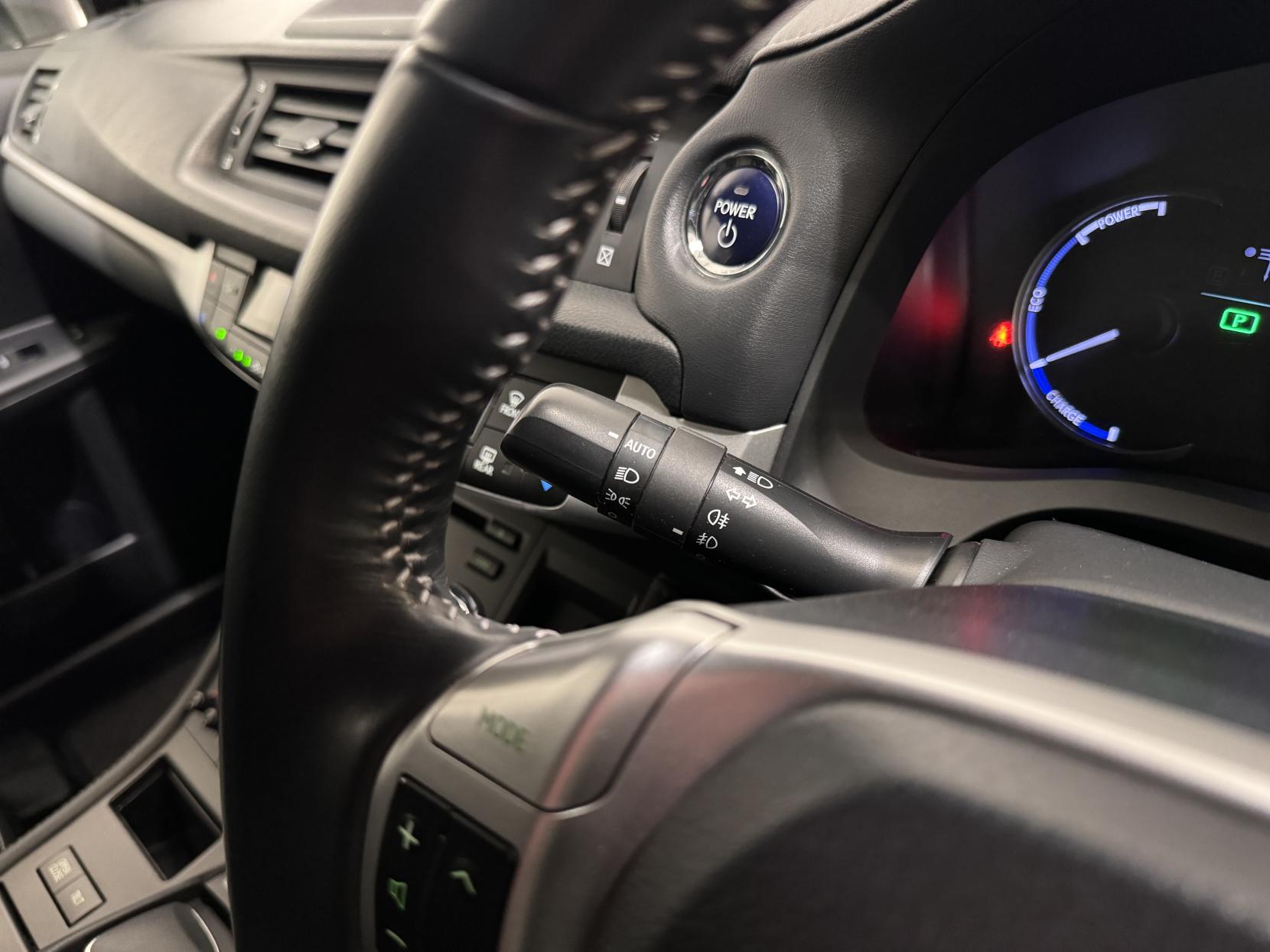 Lexus CT 1.8 200h SE-L Hatchback 5dr Petrol Hybrid CVT Euro 5 (s/s) (136 ps)