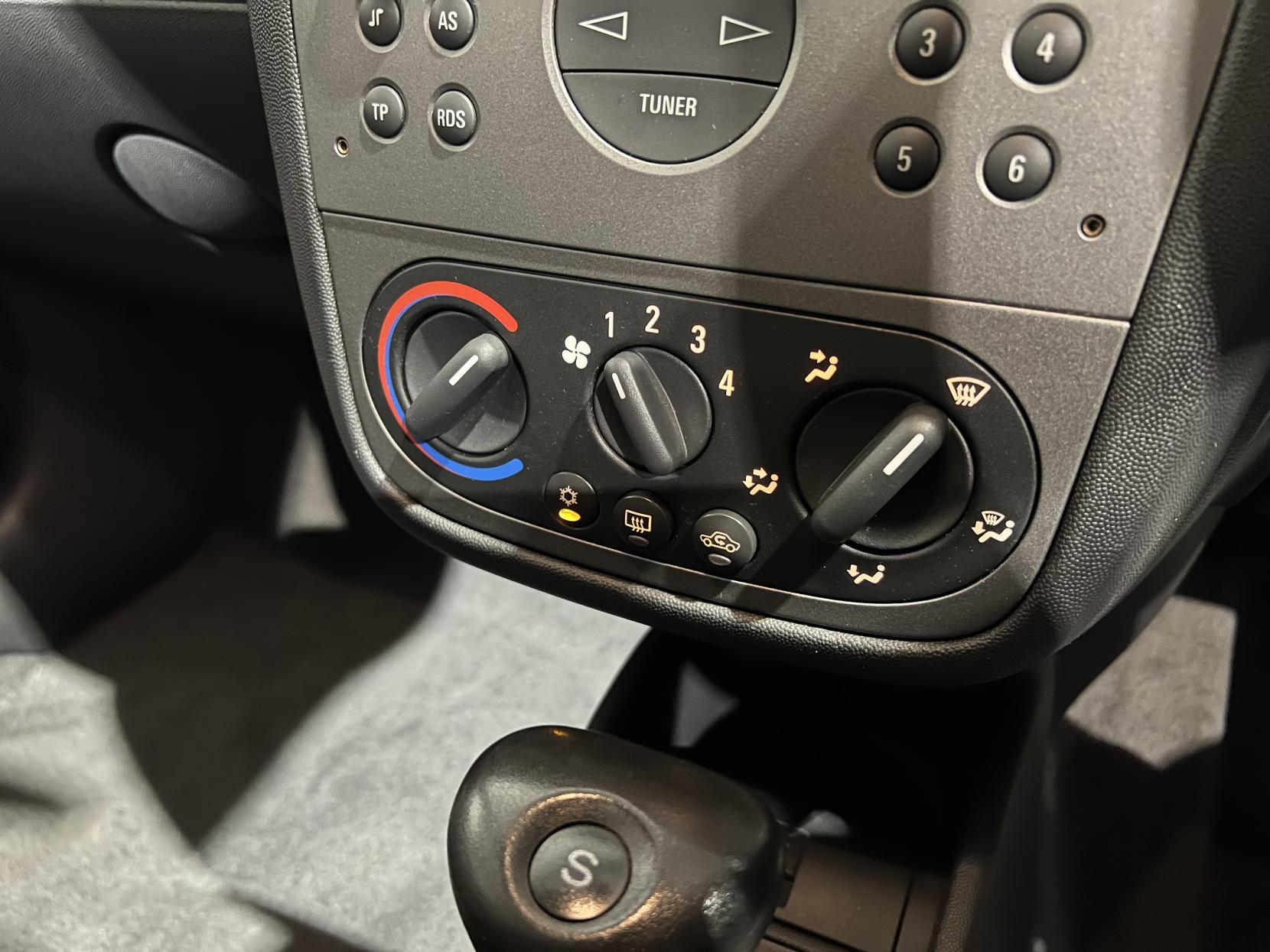 Vauxhall Corsa 1.4i 16v Design Hatchback 5dr Petrol Automatic (a/c) (180 g/km, 89 bhp)