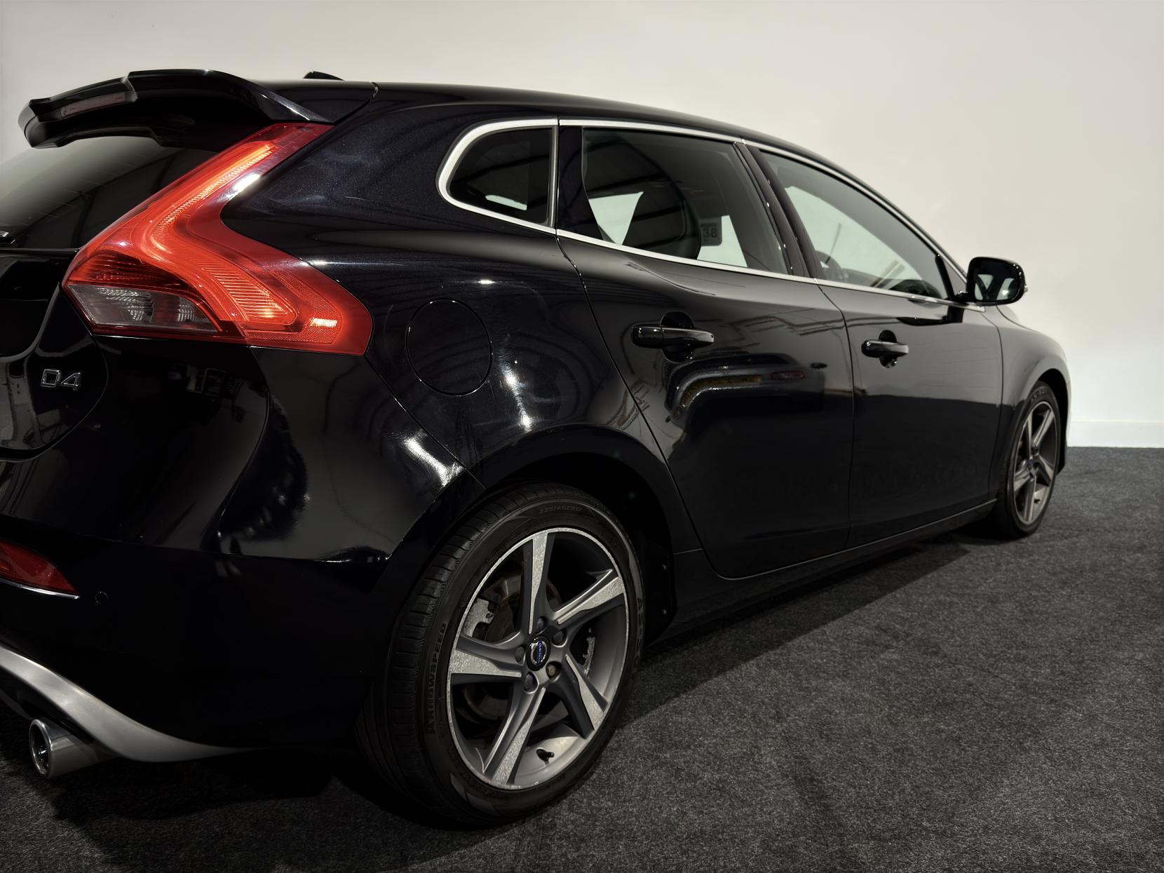 Volvo V40 2.0 D4 R-Design Lux Nav Hatchback 5dr Diesel Geartronic Euro 6 (s/s) (190 ps)