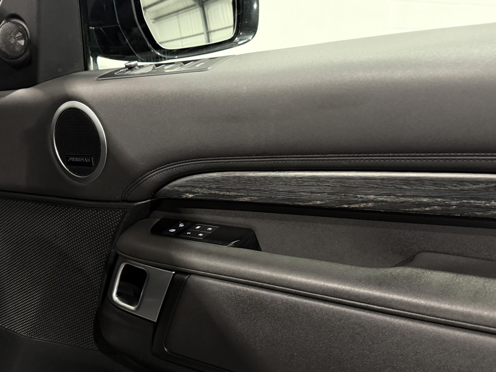 Land Rover Discovery 3.0 SD V6 HSE SUV 5dr Diesel Auto 4WD Euro 6 (s/s) (306 ps)