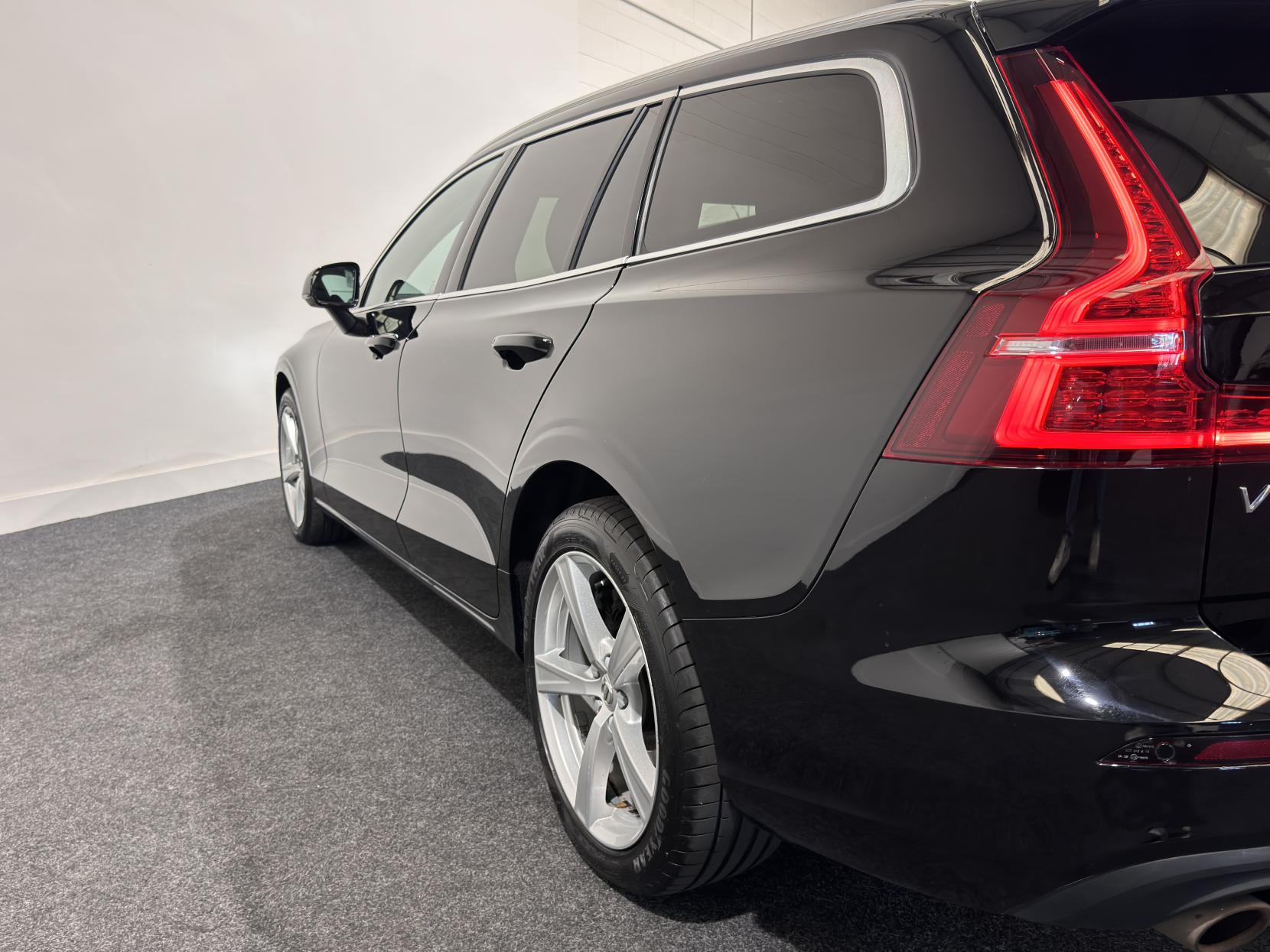 Volvo V60 2.0 B5 MHEV Momentum Estate 5dr Petrol Hybrid Auto Euro 6 (s/s) (250 ps)