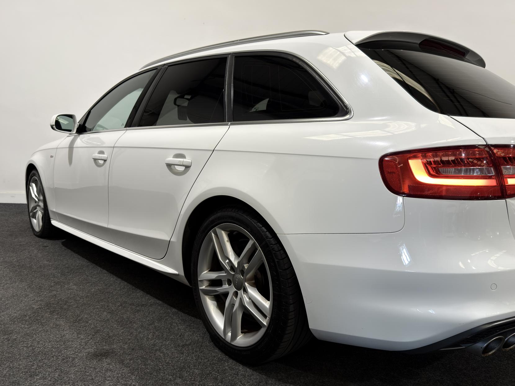 Audi A4 Avant 2.0 TDI S line Estate 5dr Diesel Manual Euro 5 (s/s) (143 ps)