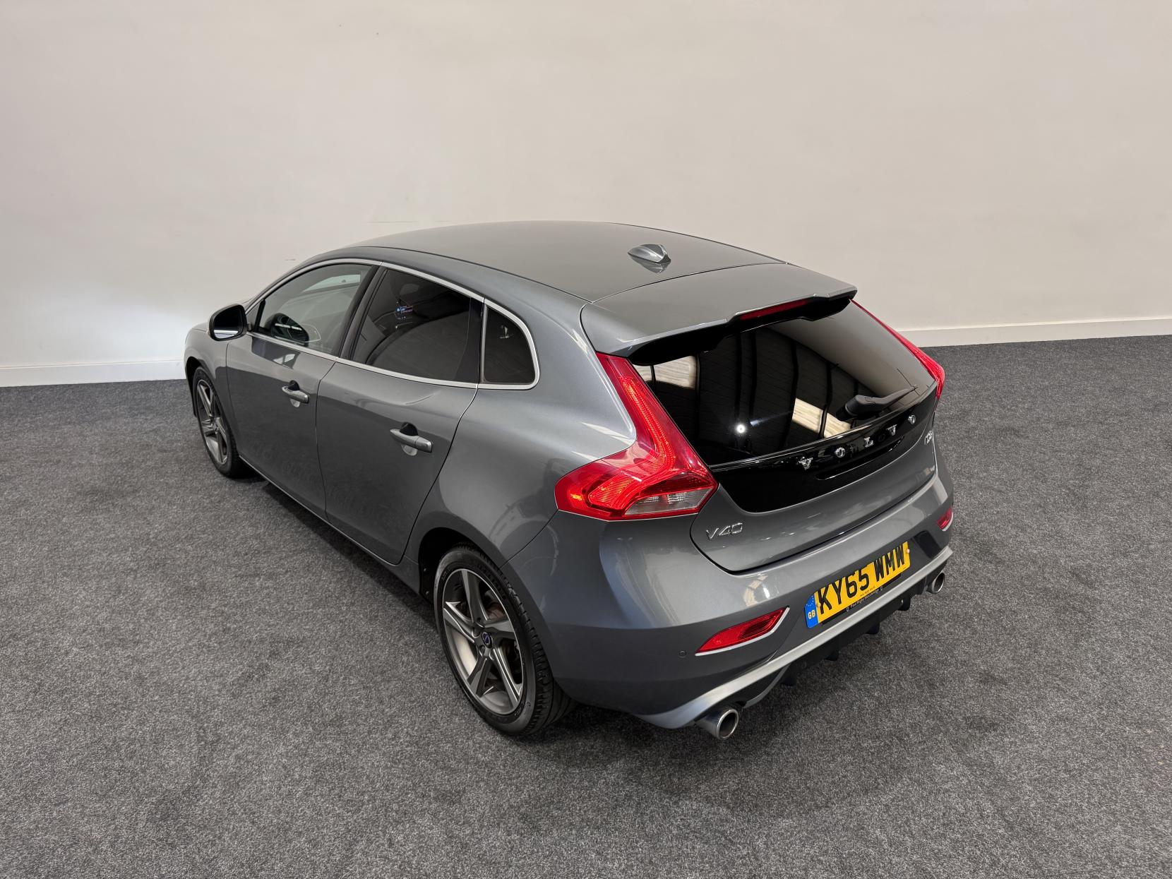 Volvo V40 2.0 D2 R-Design Nav Hatchback 5dr Diesel Manual Euro 6 (s/s) (120 ps)