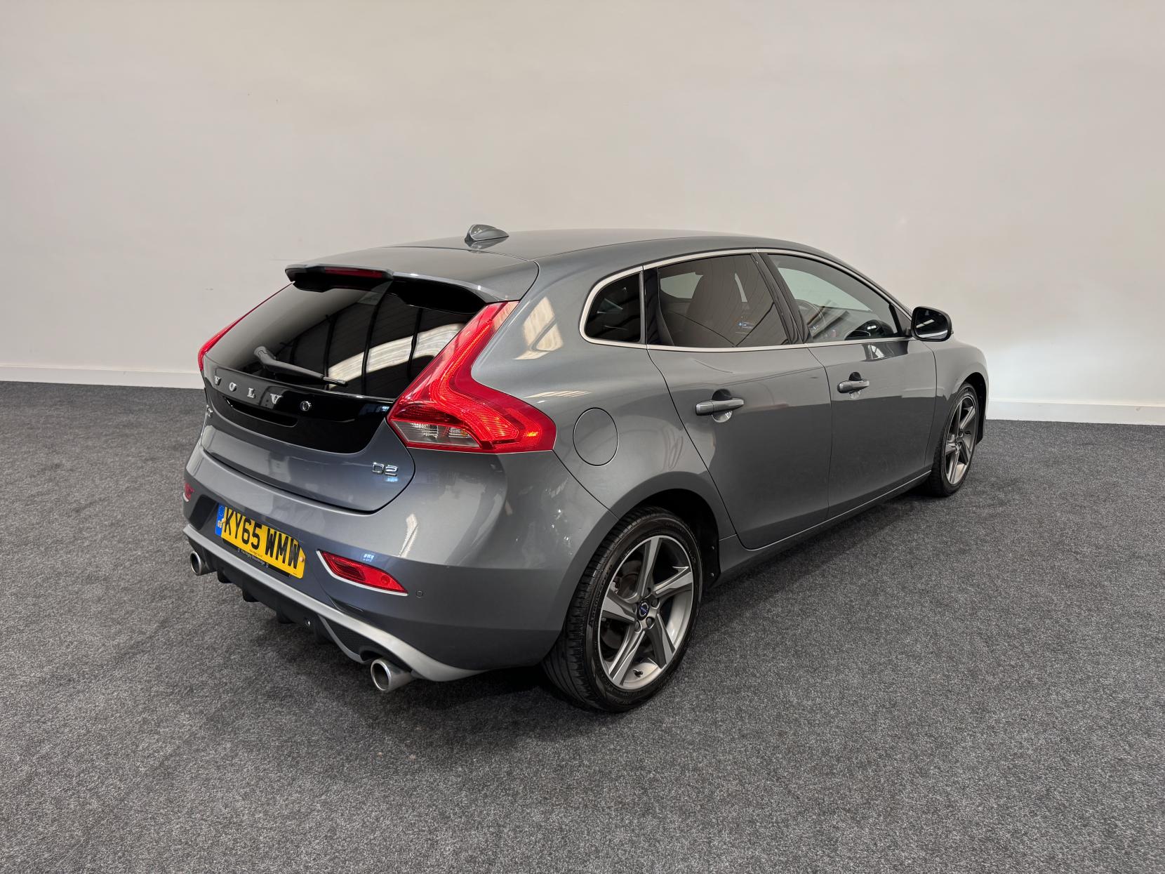 Volvo V40 2.0 D2 R-Design Nav Hatchback 5dr Diesel Manual Euro 6 (s/s) (120 ps)