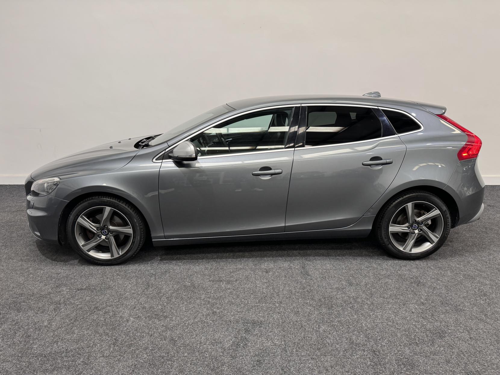 Volvo V40 2.0 D2 R-Design Nav Hatchback 5dr Diesel Manual Euro 6 (s/s) (120 ps)