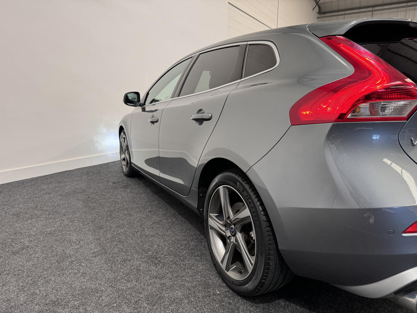 Volvo V40 2.0 D2 R-Design Nav Hatchback 5dr Diesel Manual Euro 6 (s/s) (120 ps)