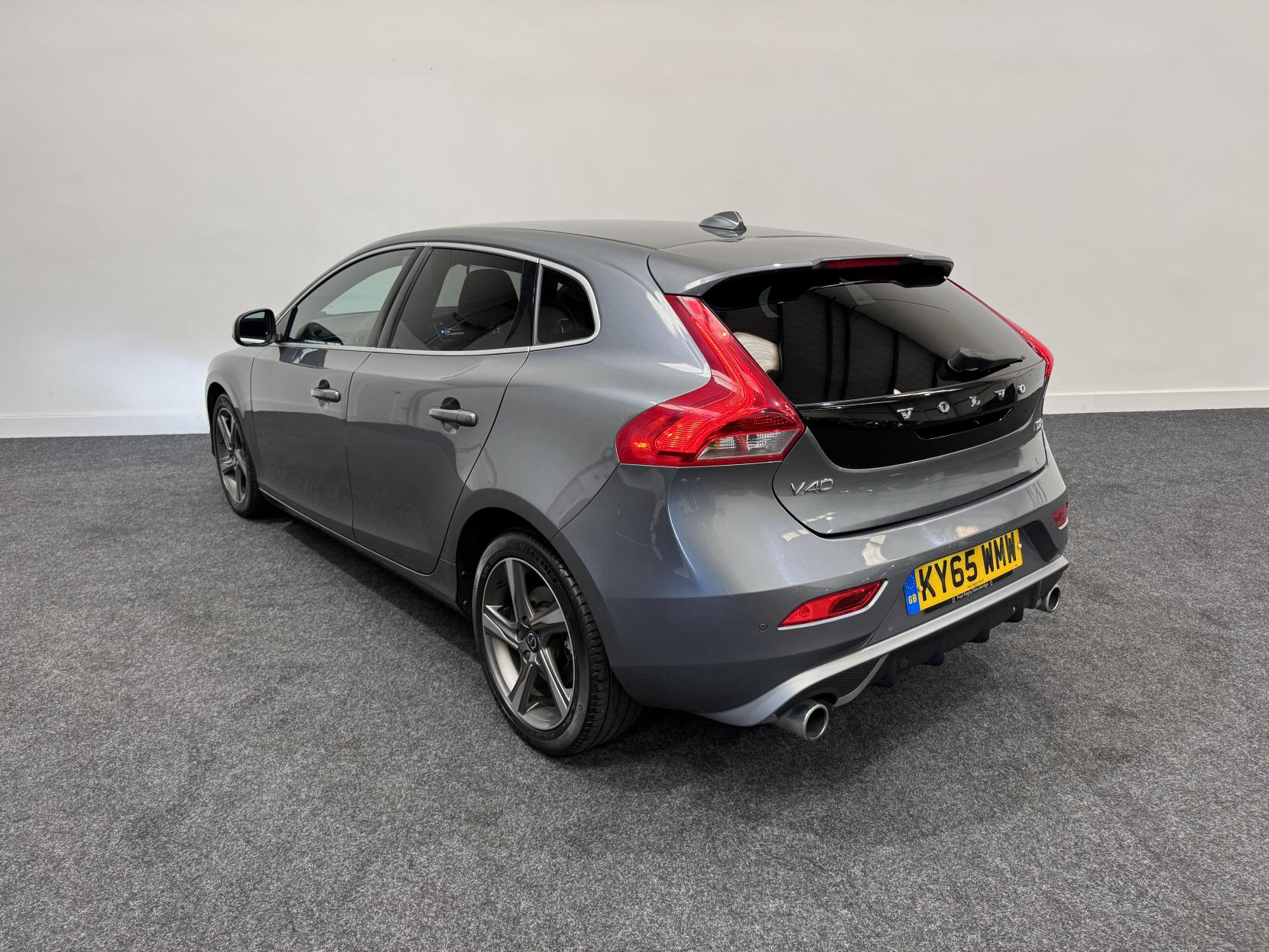 Volvo V40 2.0 D2 R-Design Nav Hatchback 5dr Diesel Manual Euro 6 (s/s) (120 ps)