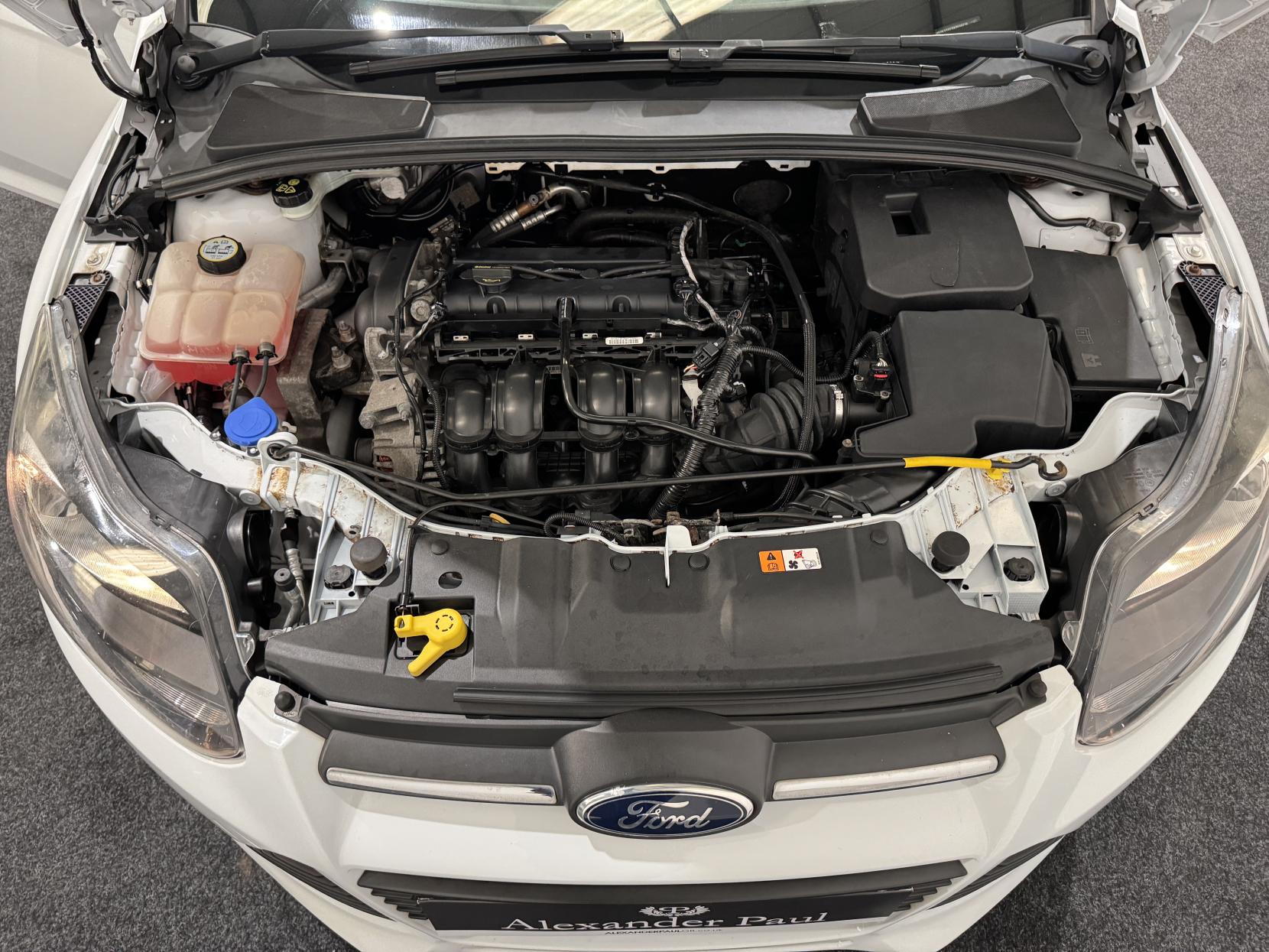 Ford Focus 1.6 Zetec Hatchback 5dr Petrol Manual Euro 5 (105 ps)