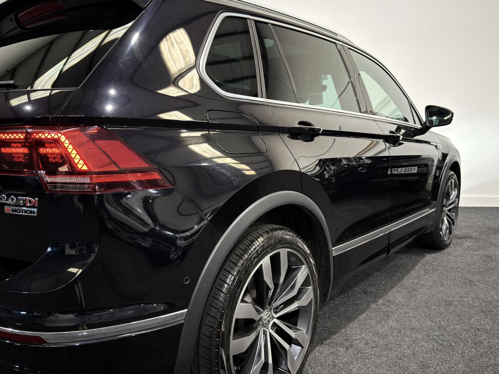 Volkswagen Tiguan 2.0 TDI BlueMotion Tech R-Line SUV 5dr Diesel DSG 4Motion Euro 6 (s/s) (190 ps)