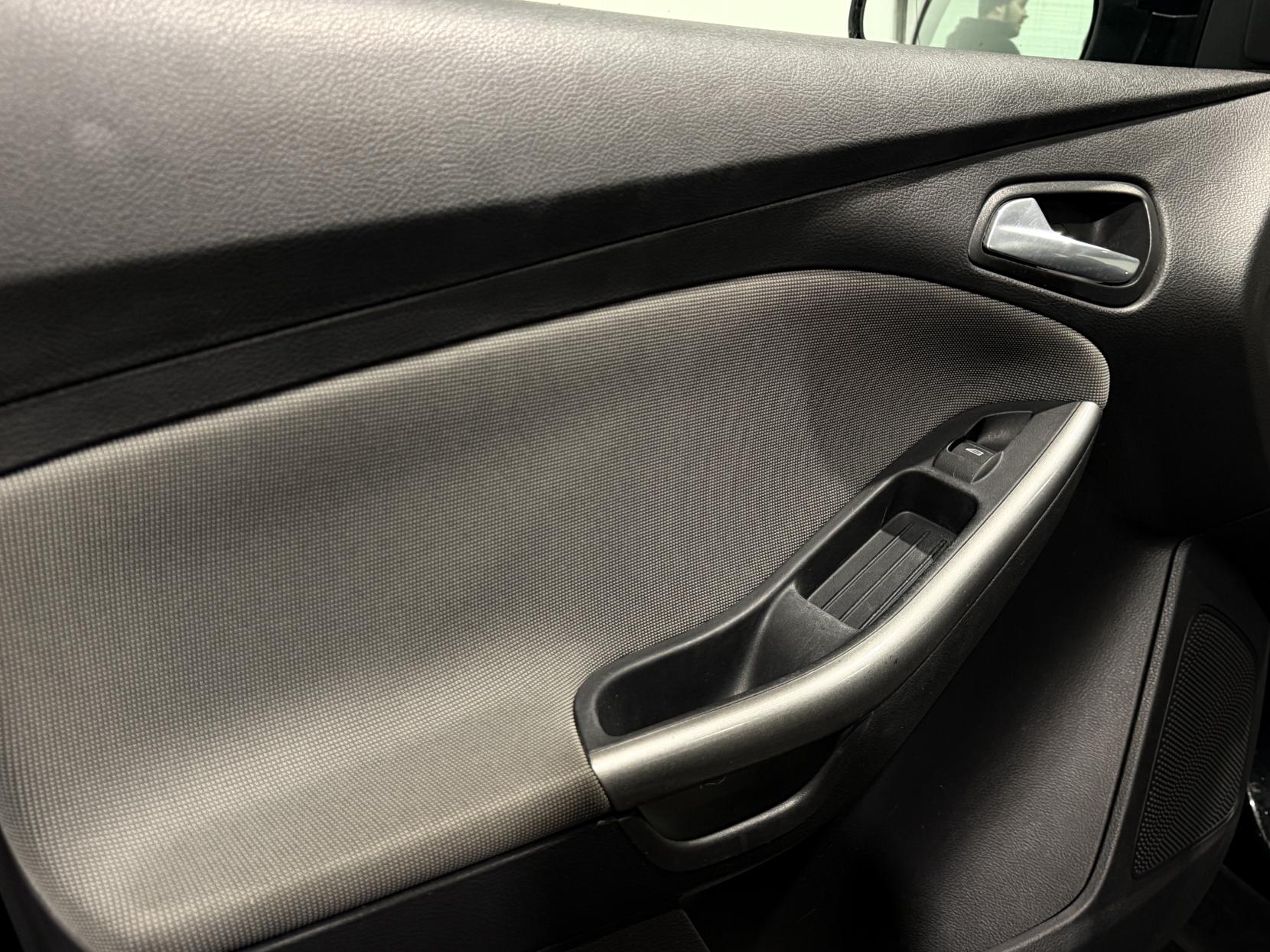 Ford Focus 1.6 Edge Hatchback 5dr Petrol Manual Euro 5 (105 ps)