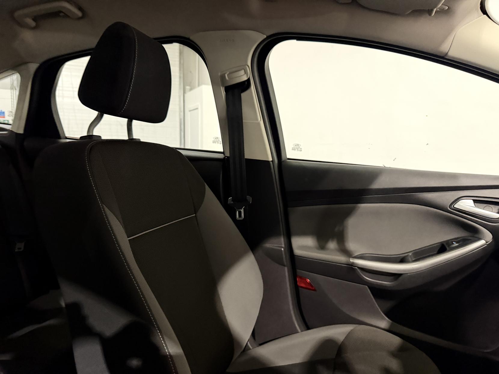 Ford Focus 1.6 Edge Hatchback 5dr Petrol Manual Euro 5 (105 ps)