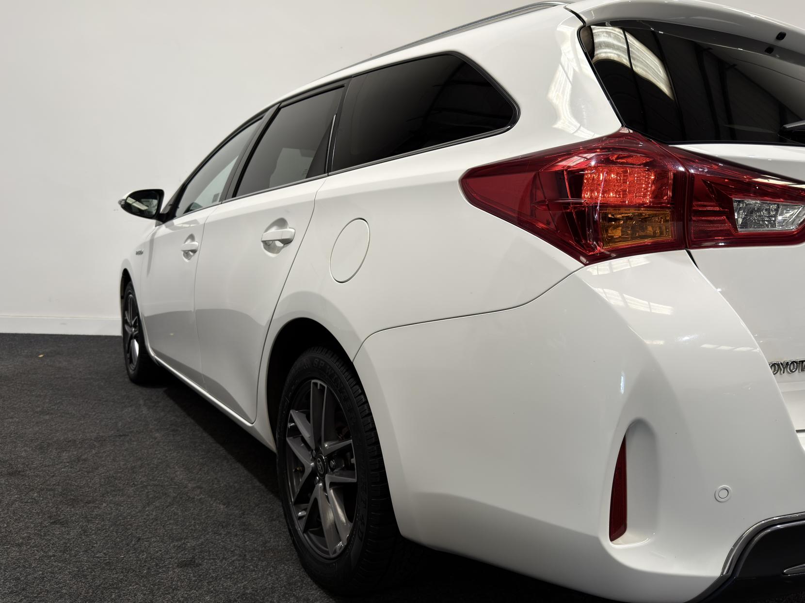 Toyota Auris 1.8 VVT-h Icon+ Touring Sports 5dr Petrol Hybrid CVT Euro 5 (s/s) (136 ps)