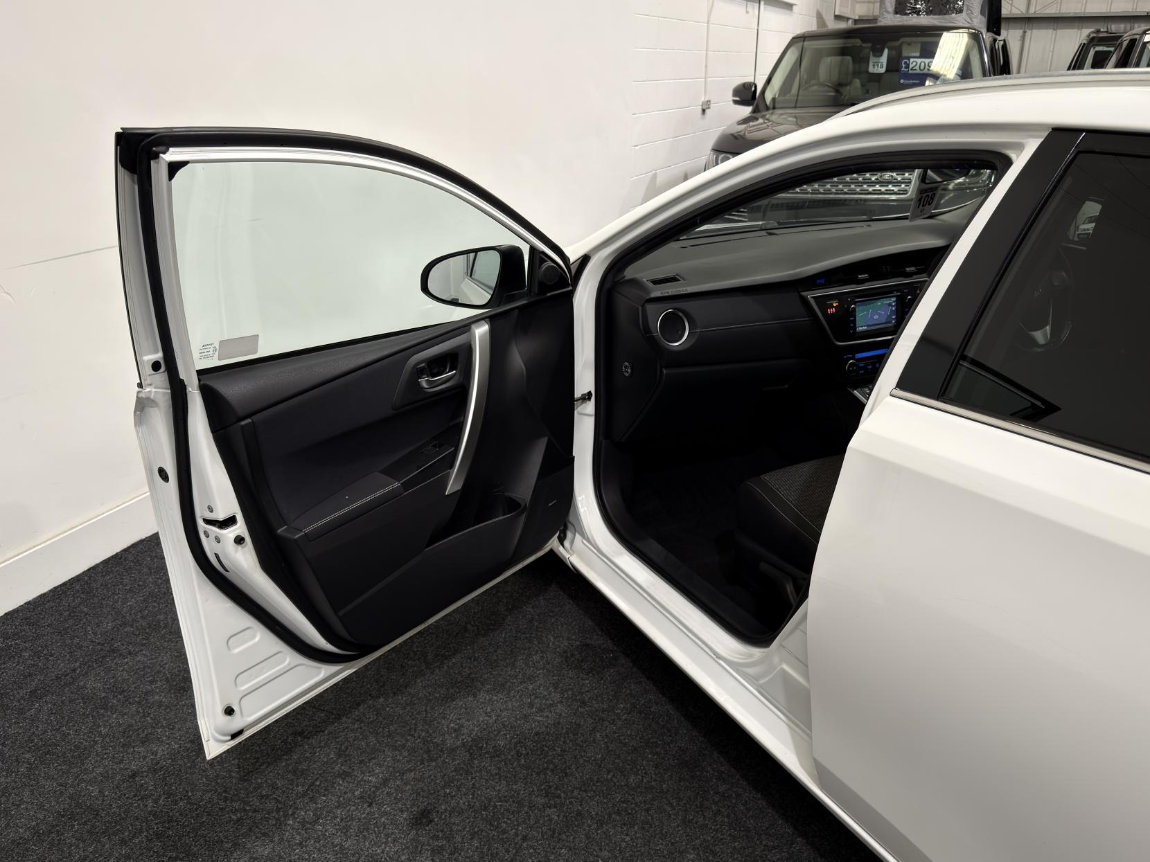 Toyota Auris 1.8 VVT-h Icon+ Touring Sports 5dr Petrol Hybrid CVT Euro 5 (s/s) (136 ps)