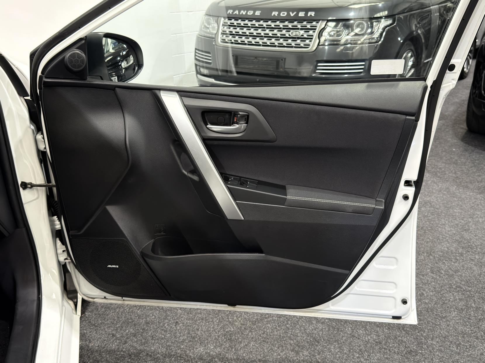 Toyota Auris 1.8 VVT-h Icon+ Touring Sports 5dr Petrol Hybrid CVT Euro 5 (s/s) (136 ps)