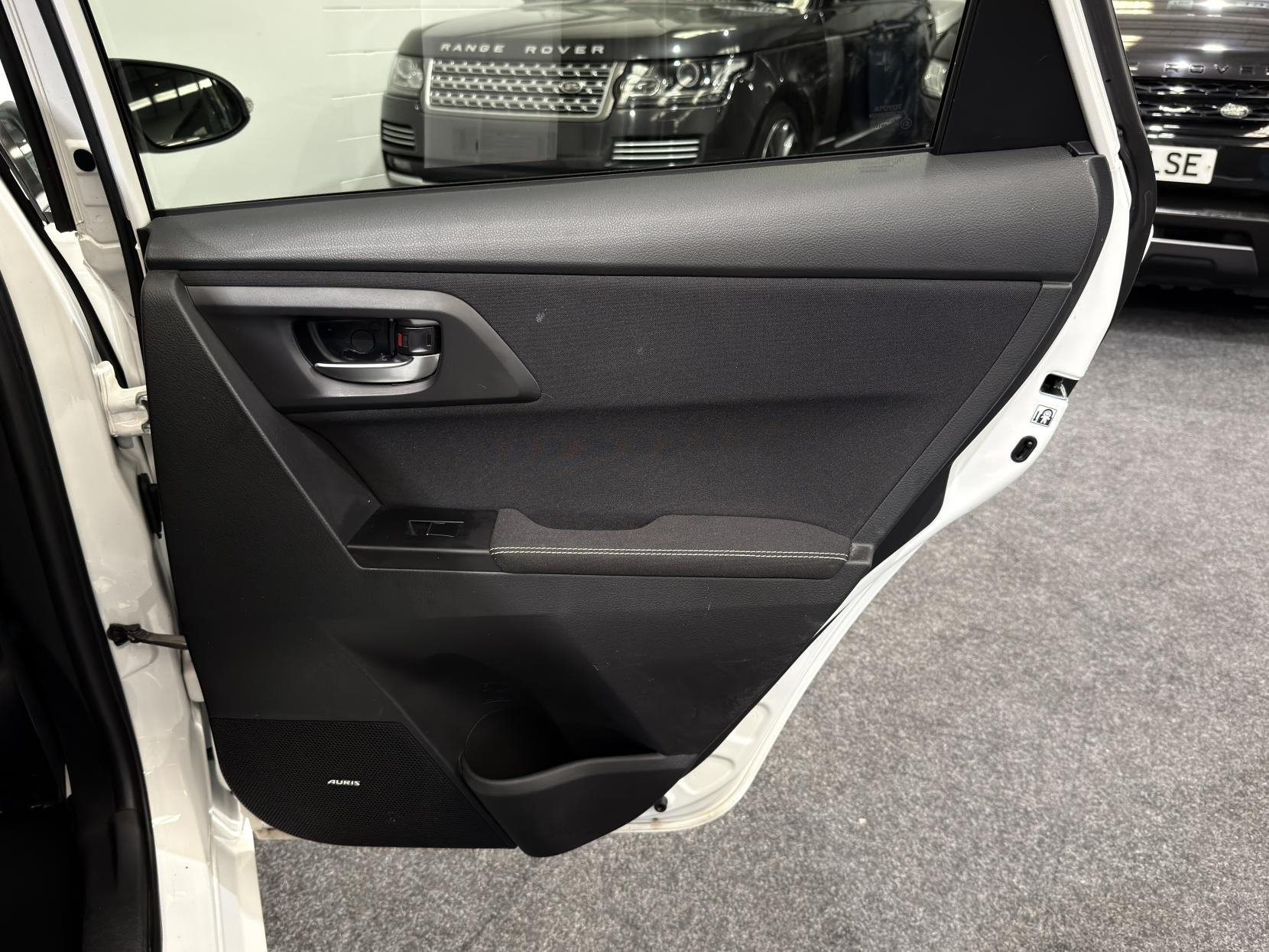 Toyota Auris 1.8 VVT-h Icon+ Touring Sports 5dr Petrol Hybrid CVT Euro 5 (s/s) (136 ps)