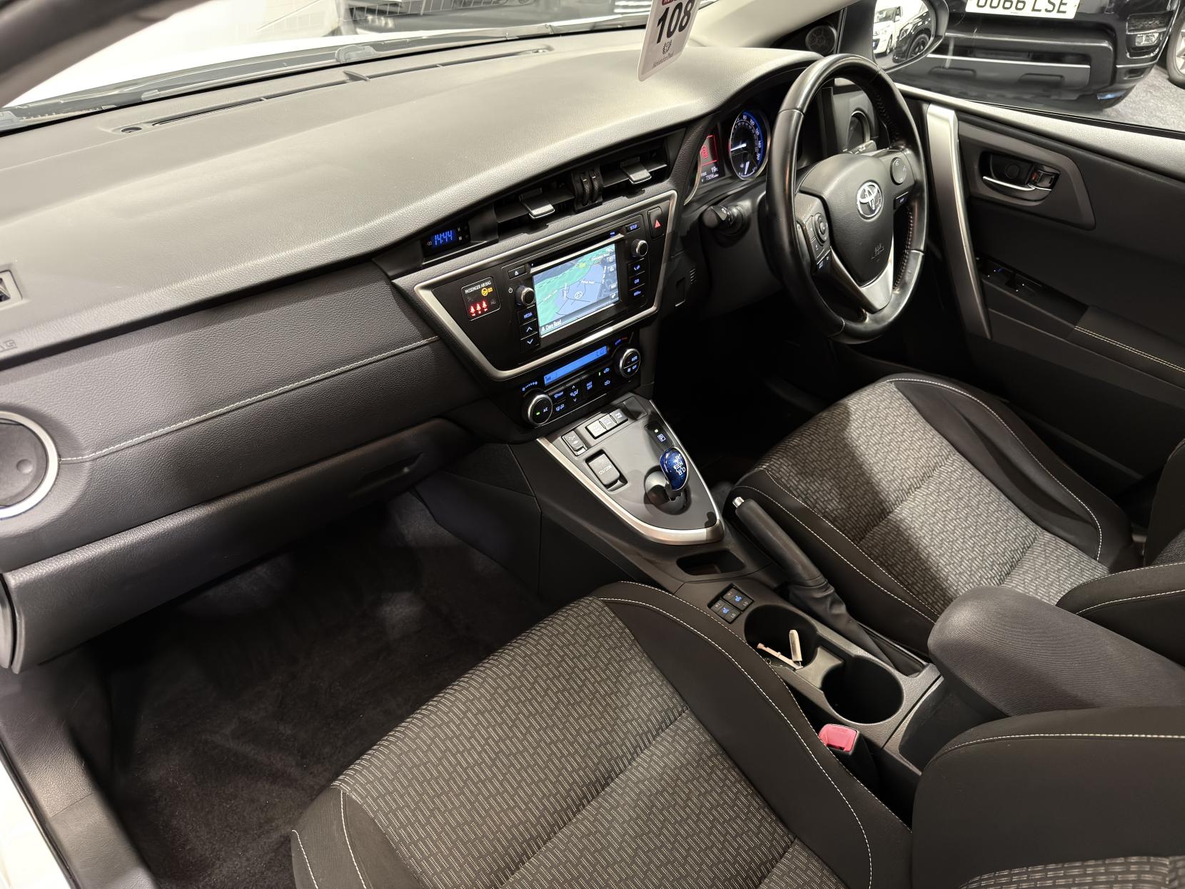 Toyota Auris 1.8 VVT-h Icon+ Touring Sports 5dr Petrol Hybrid CVT Euro 5 (s/s) (136 ps)